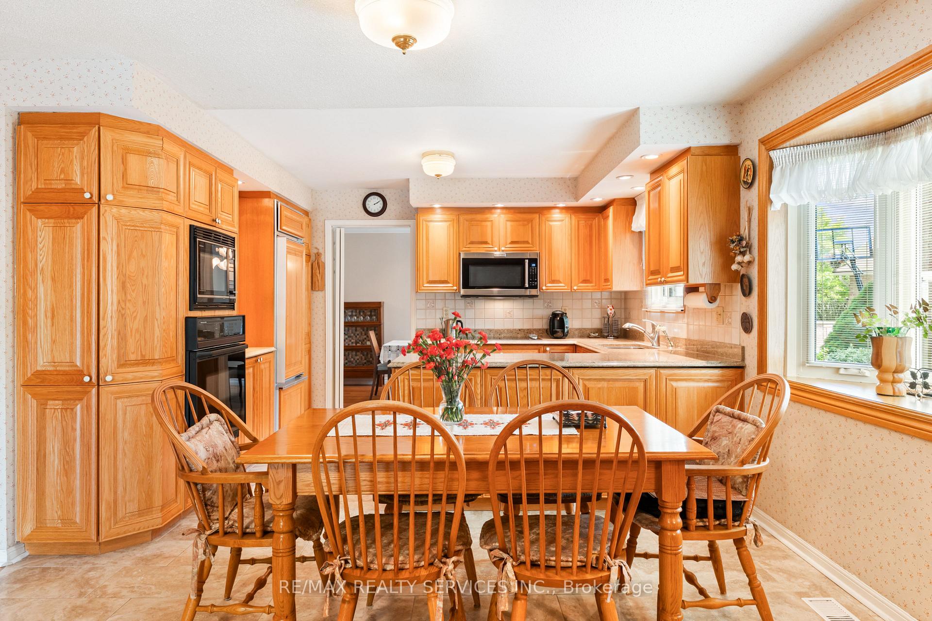 Photo 13 of 22 Oldham Crescent, Brampton, Snelgrove — HOMEH