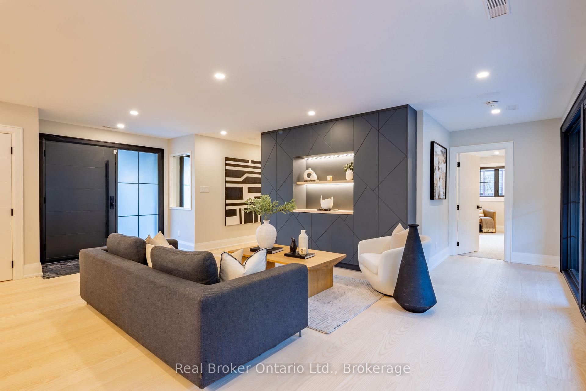 Photo 5 of 841 Danforth Place, Burlington, Bayview — HOMEH