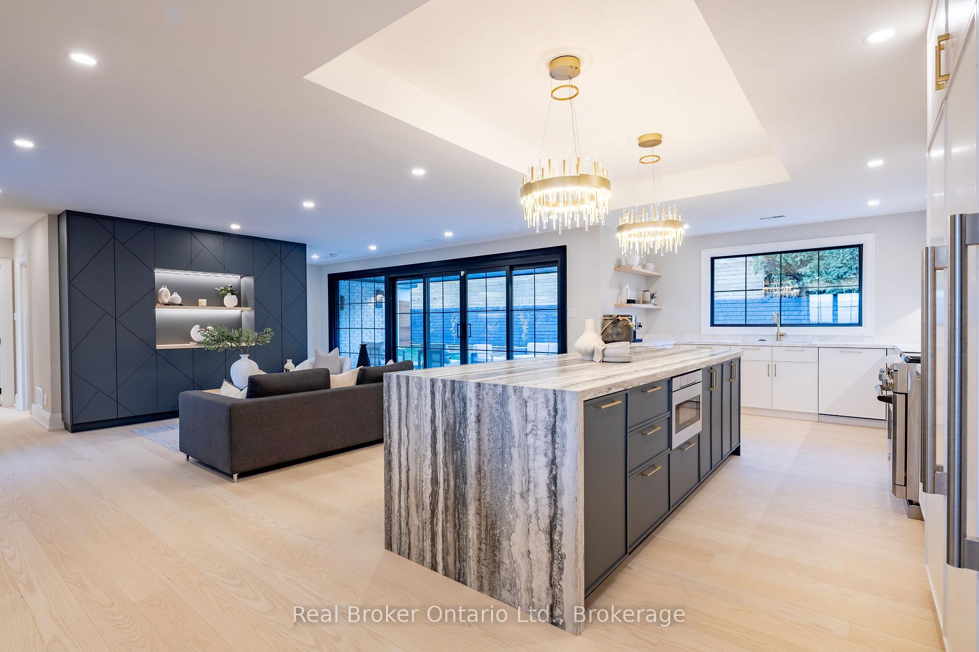 Photo 6 of 841 Danforth Place, Burlington, Bayview — HOMEH