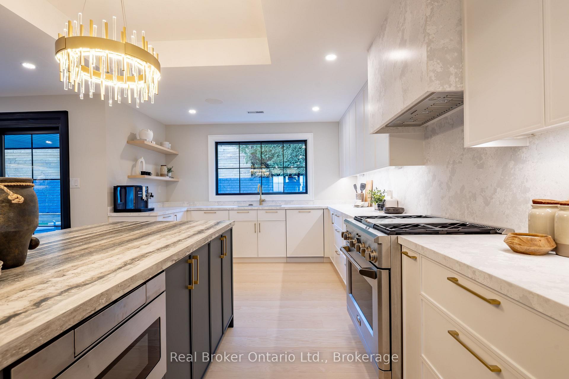 Photo 10 of 841 Danforth Place, Burlington, Bayview — HOMEH