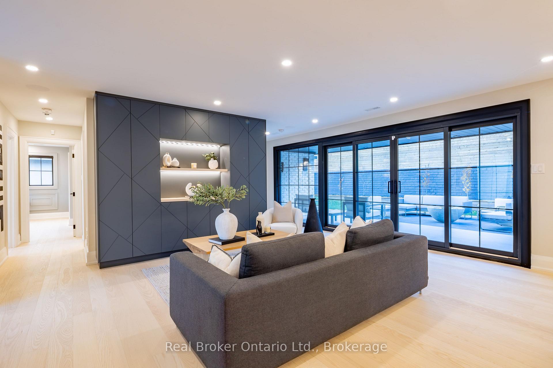 Photo 13 of 841 Danforth Place, Burlington, Bayview — HOMEH