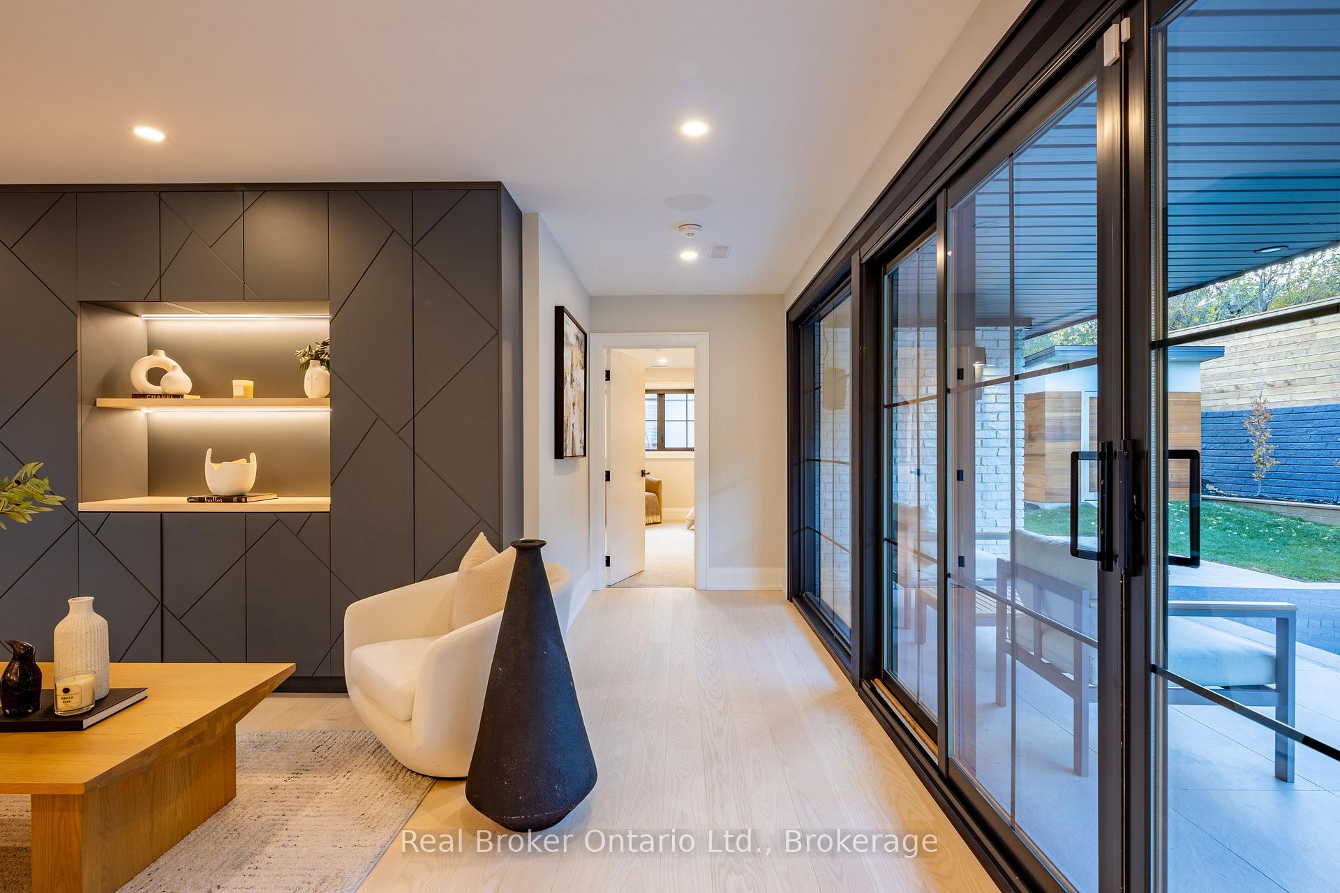 Photo 14 of 841 Danforth Place, Burlington, Bayview — HOMEH