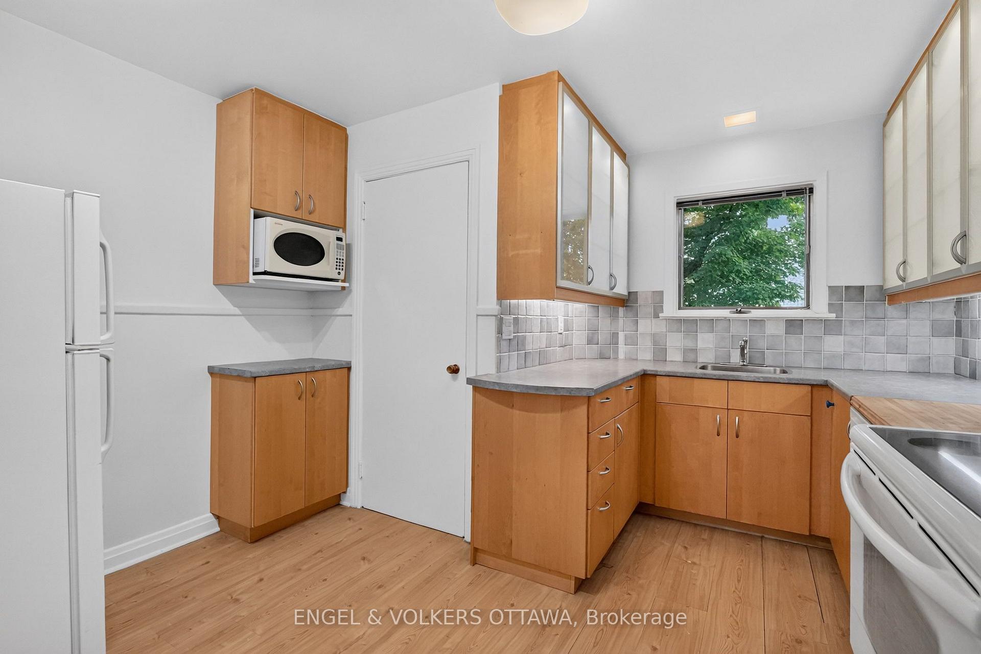 Photo 18 of 35 Bedford Crescent, Ottawa, Manor Park — HOMEH