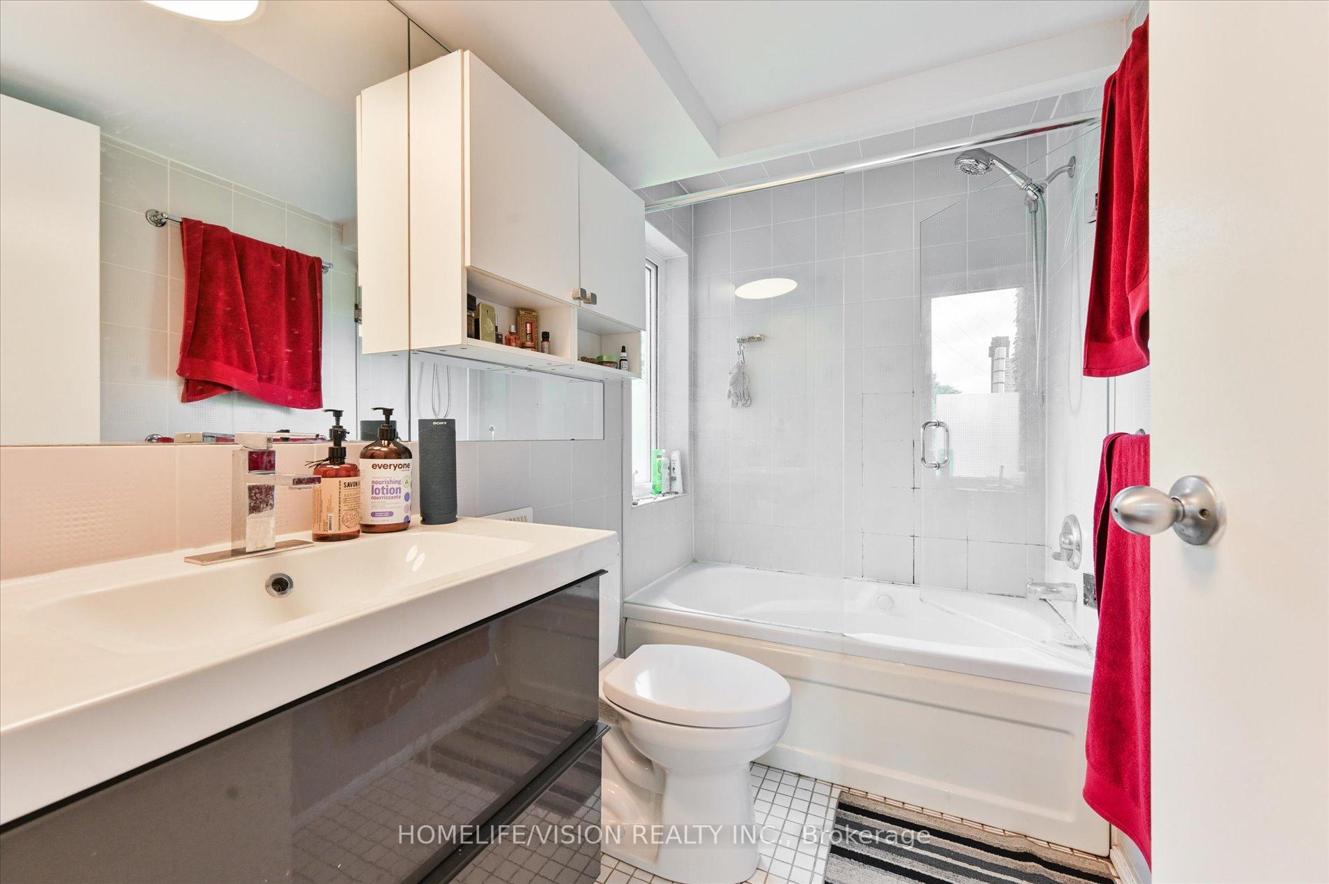 Photo 19 of Unit 3rd Flr, 400 Summerhill Avenue, Toronto, Rosedale-Moore Park — HOMEH