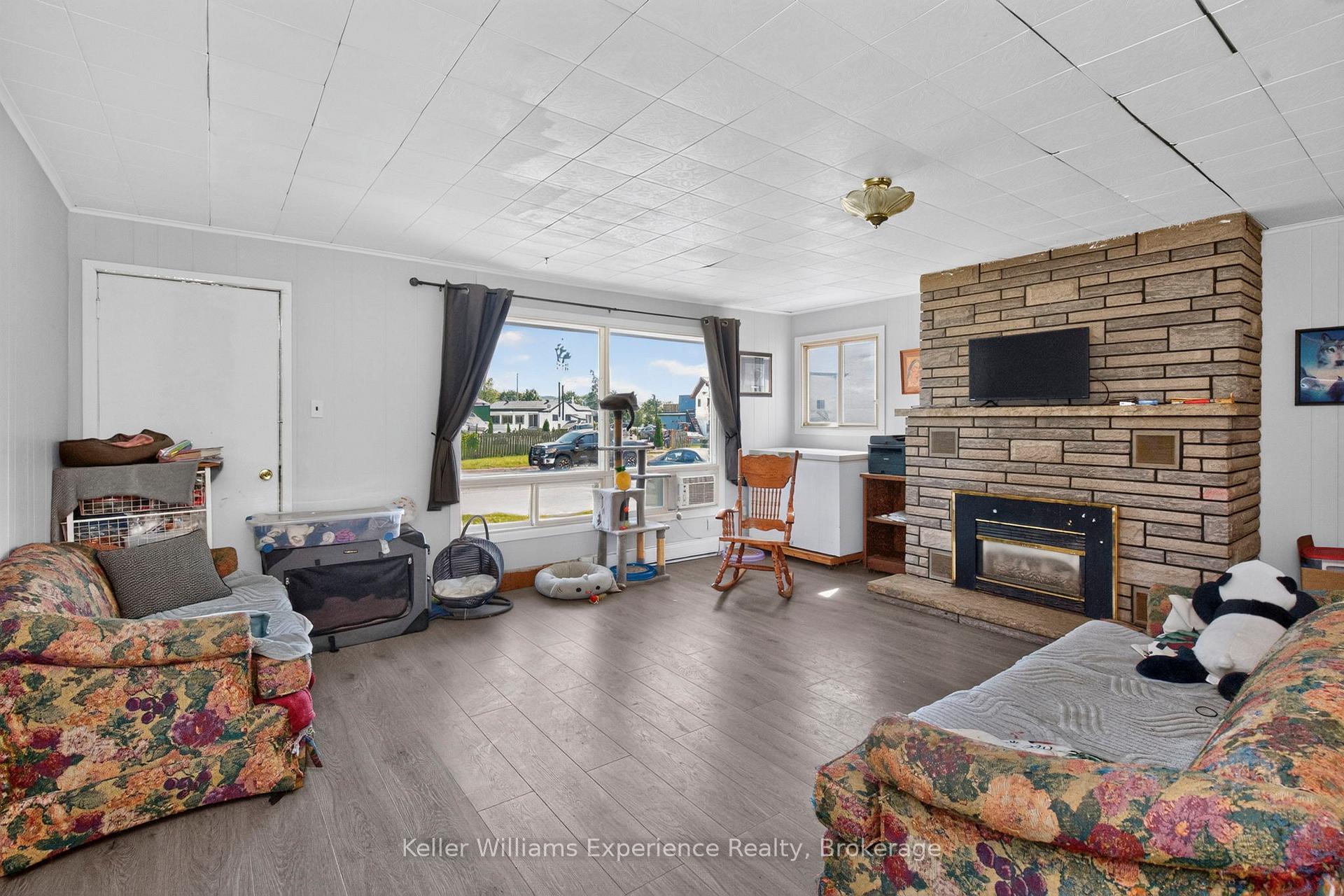 Photo 7 of 9 Wolfe Street, Penetanguishene — HOMEH