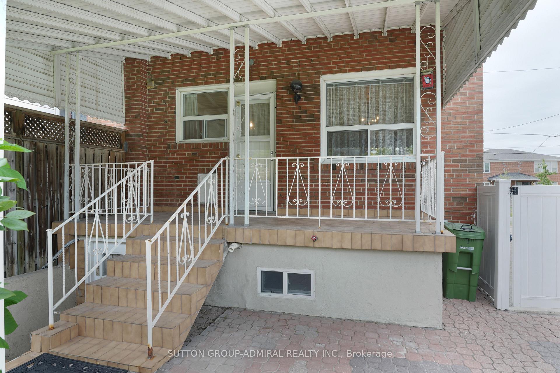 Photo 3 of 14 Thurrock Road, North York, Glenfield-Jane Heights — HOMEH