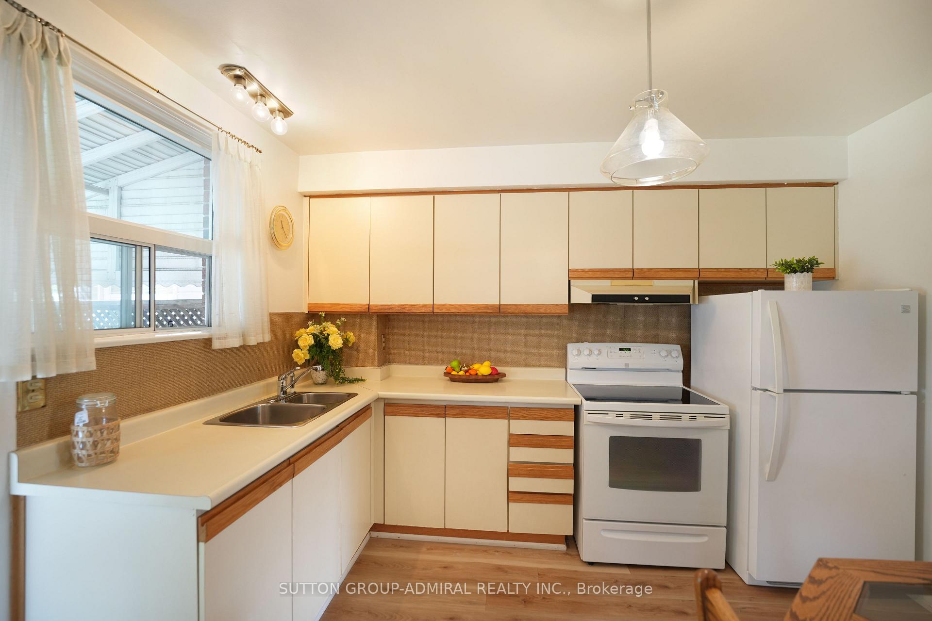 Photo 5 of 14 Thurrock Road, North York, Glenfield-Jane Heights — HOMEH