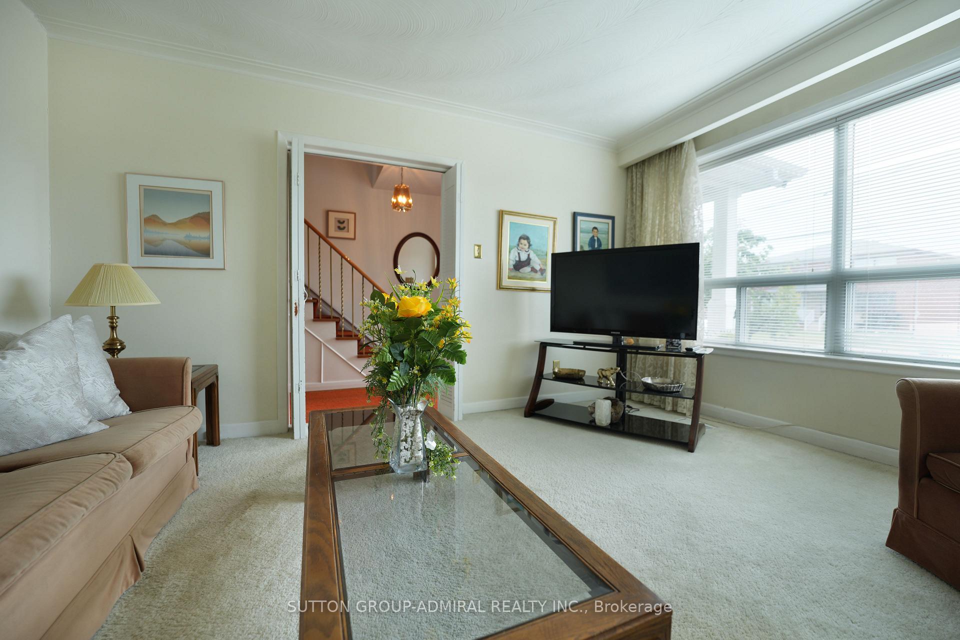 Photo 10 of 14 Thurrock Road, North York, Glenfield-Jane Heights — HOMEH