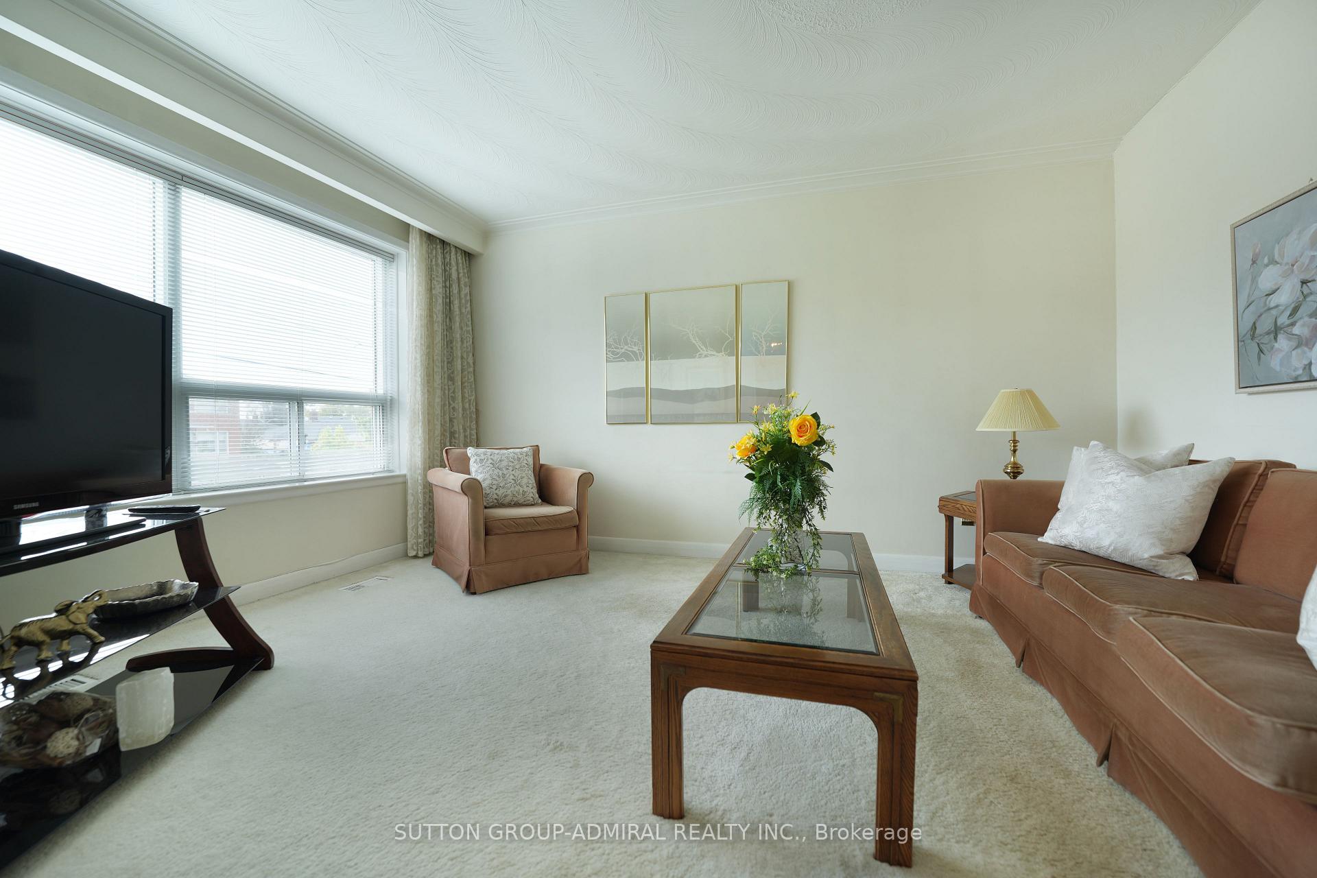 Photo 11 of 14 Thurrock Road, North York, Glenfield-Jane Heights — HOMEH