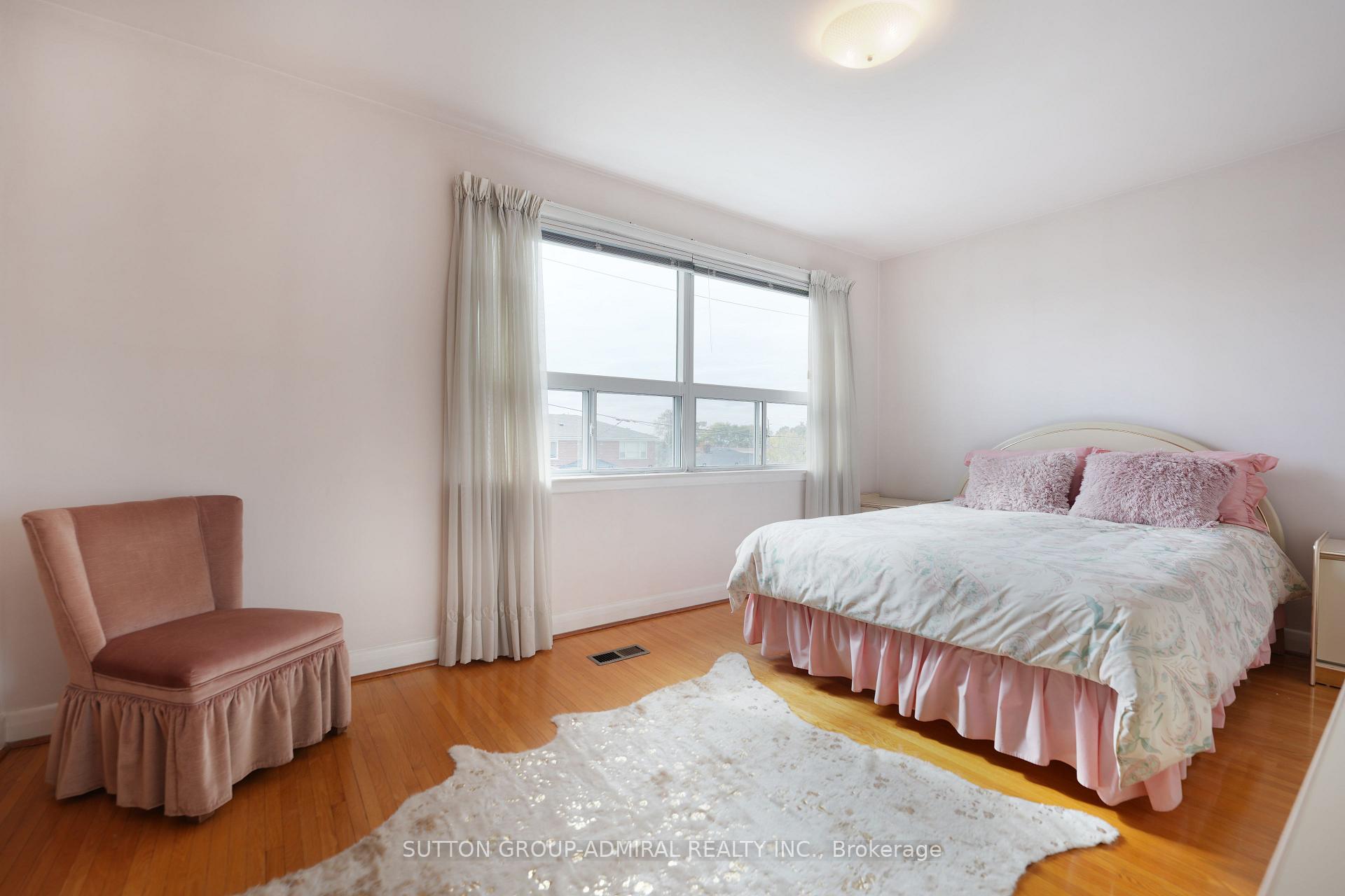 Photo 12 of 14 Thurrock Road, North York, Glenfield-Jane Heights — HOMEH