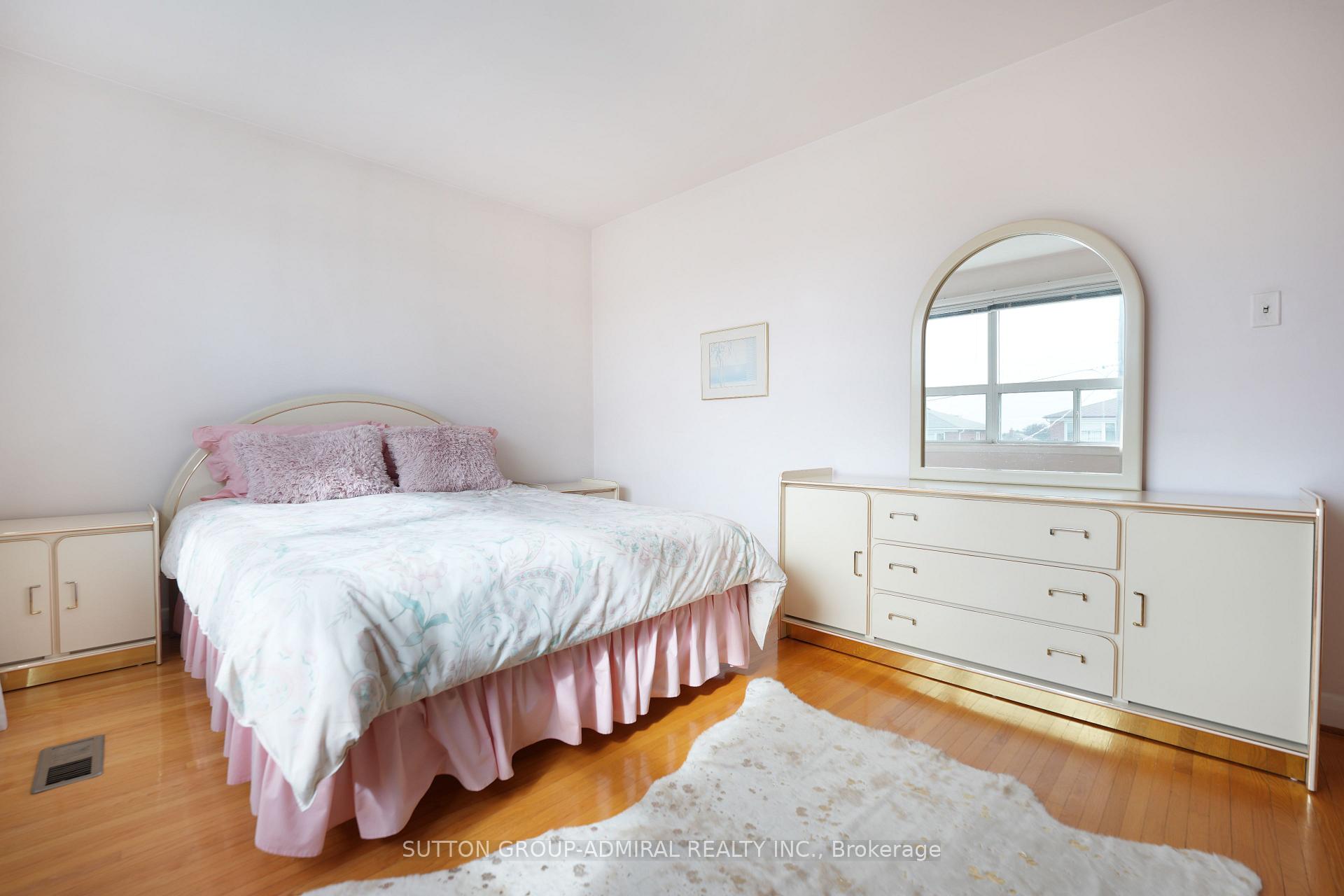 Photo 14 of 14 Thurrock Road, North York, Glenfield-Jane Heights — HOMEH