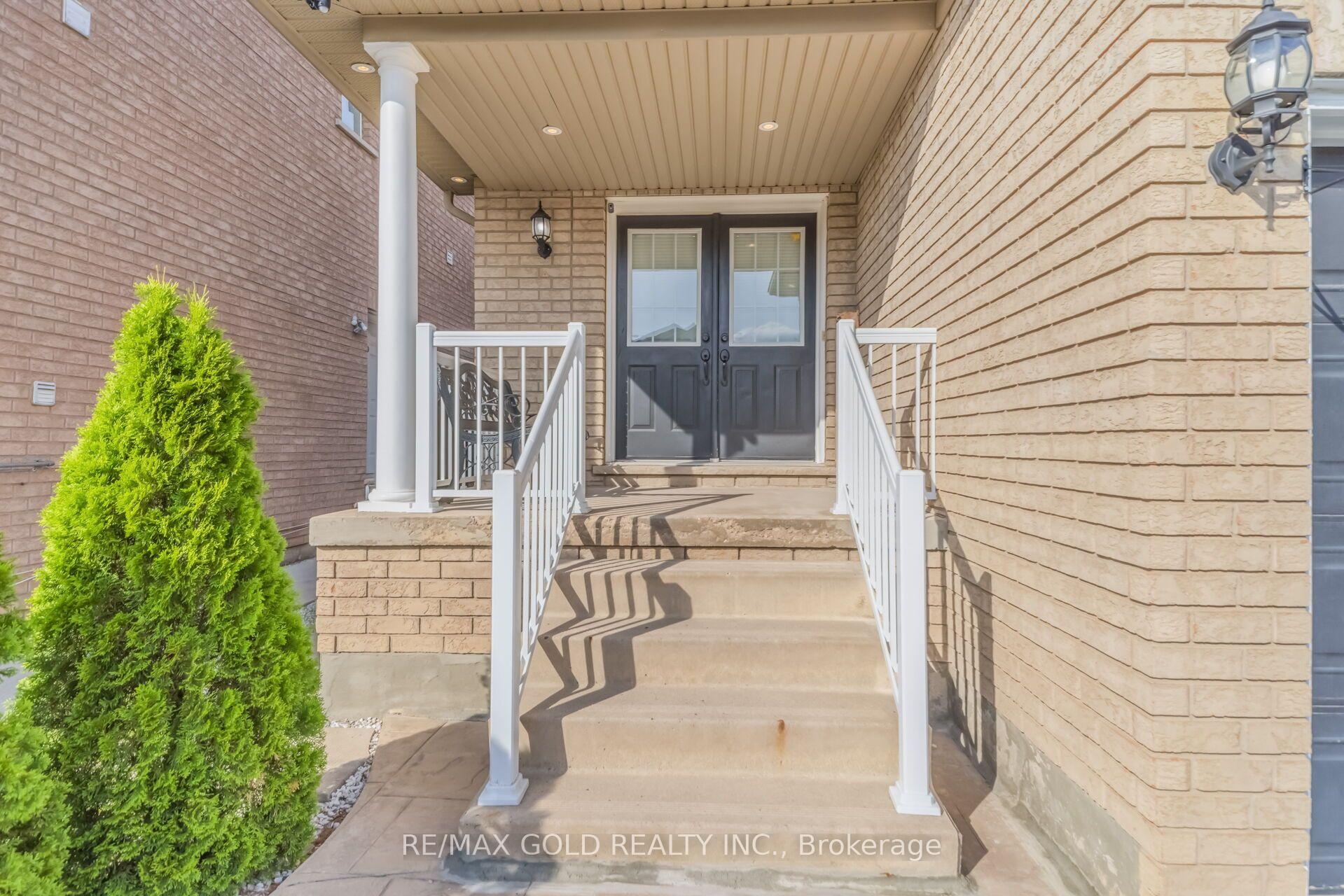 Photo 2 of 15 Newark Way, Brampton, Fletcher's Meadow — HOMEH