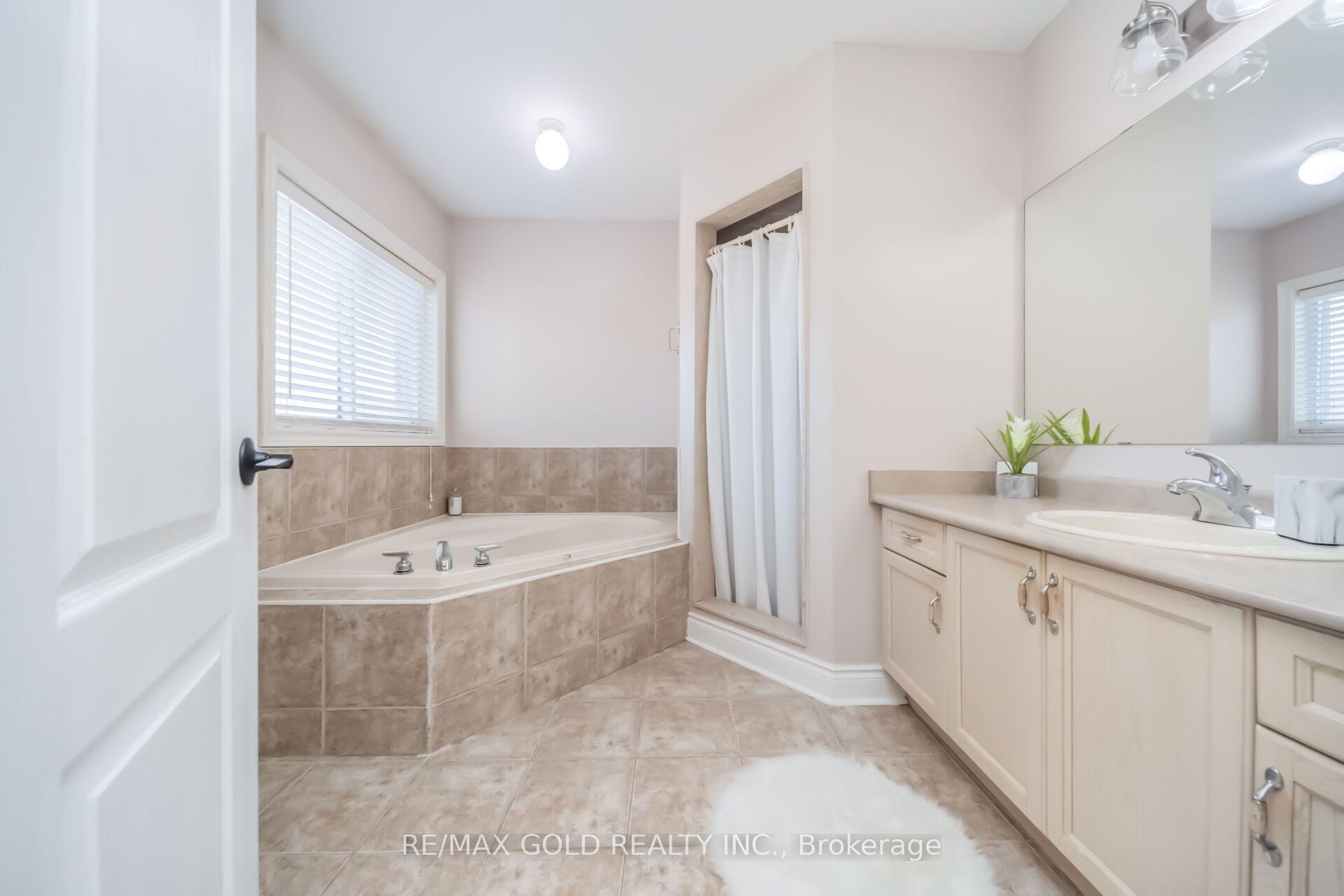 Photo 17 of 15 Newark Way, Brampton, Fletcher's Meadow — HOMEH