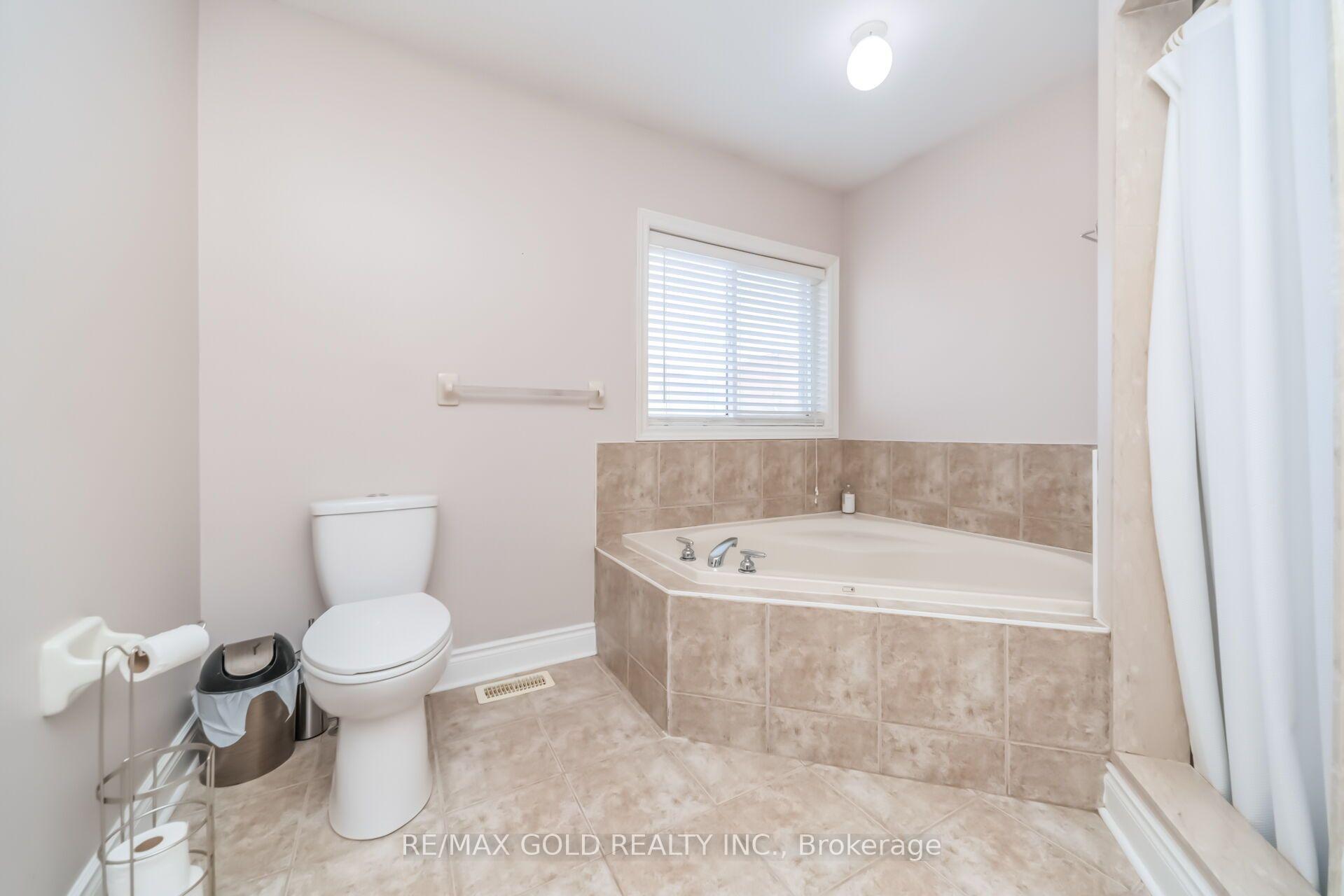 Photo 18 of 15 Newark Way, Brampton, Fletcher's Meadow — HOMEH