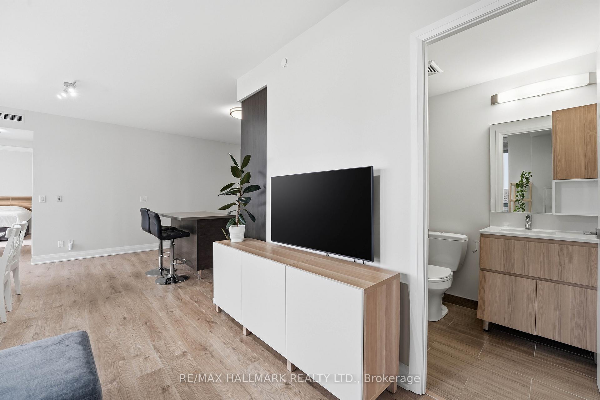 Photo 5 of Unit 710, 36 Park Lawn Road, Etobicoke, Mimico — HOMEH