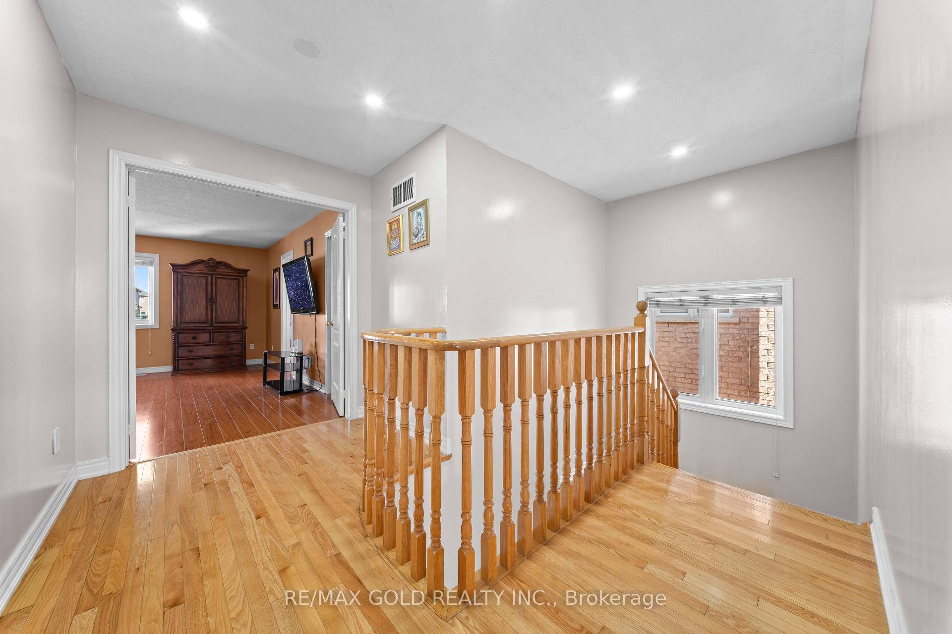 Photo 12 of 19 Attview Crescent, Brampton, Bram East — HOMEH