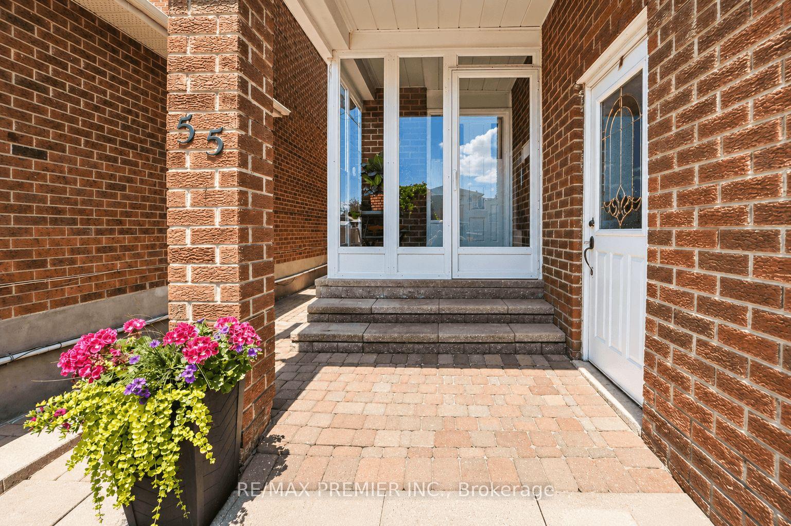 Photo 2 of 55 Deerpark Crescent, Brampton, Brampton West — HOMEH