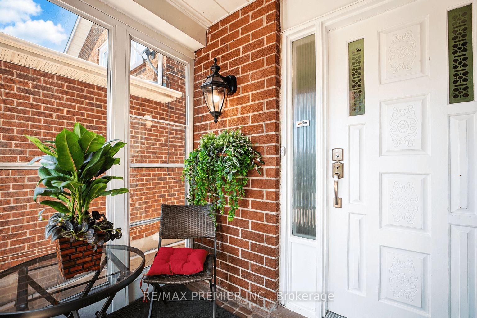 Photo 3 of 55 Deerpark Crescent, Brampton, Brampton West — HOMEH