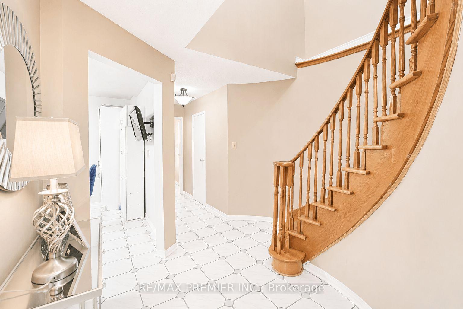 Photo 6 of 55 Deerpark Crescent, Brampton, Brampton West — HOMEH