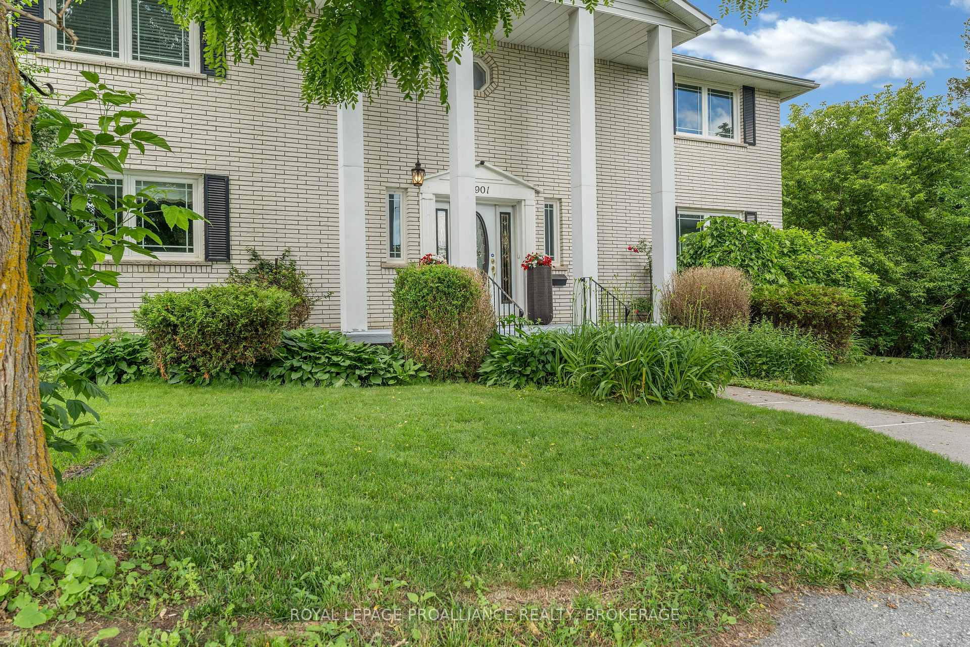 Photo 3 of 1901 Sydenham Road, Kingston, City North of 401 — HOMEH