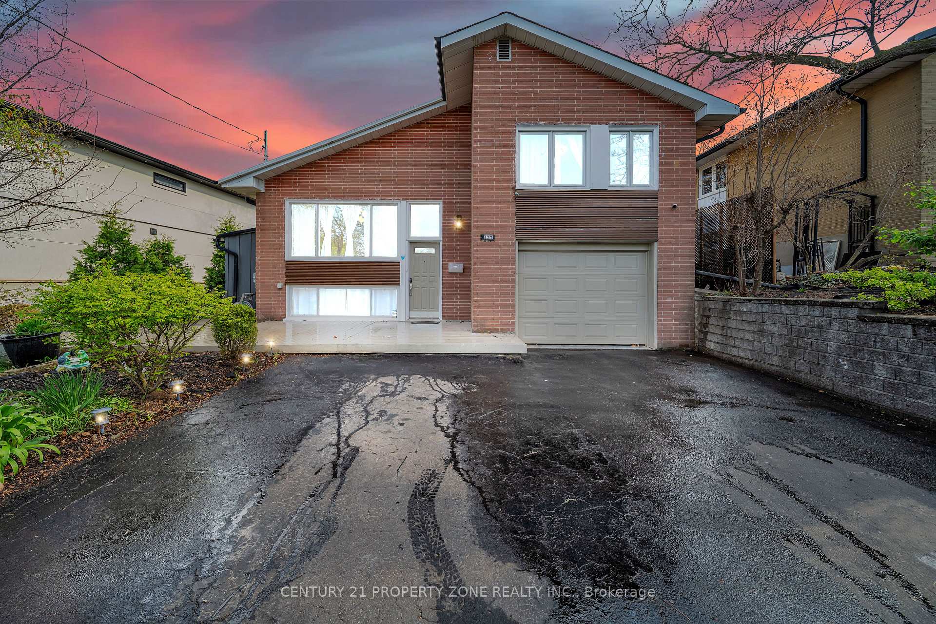 Front of 122 Vista Boulevard