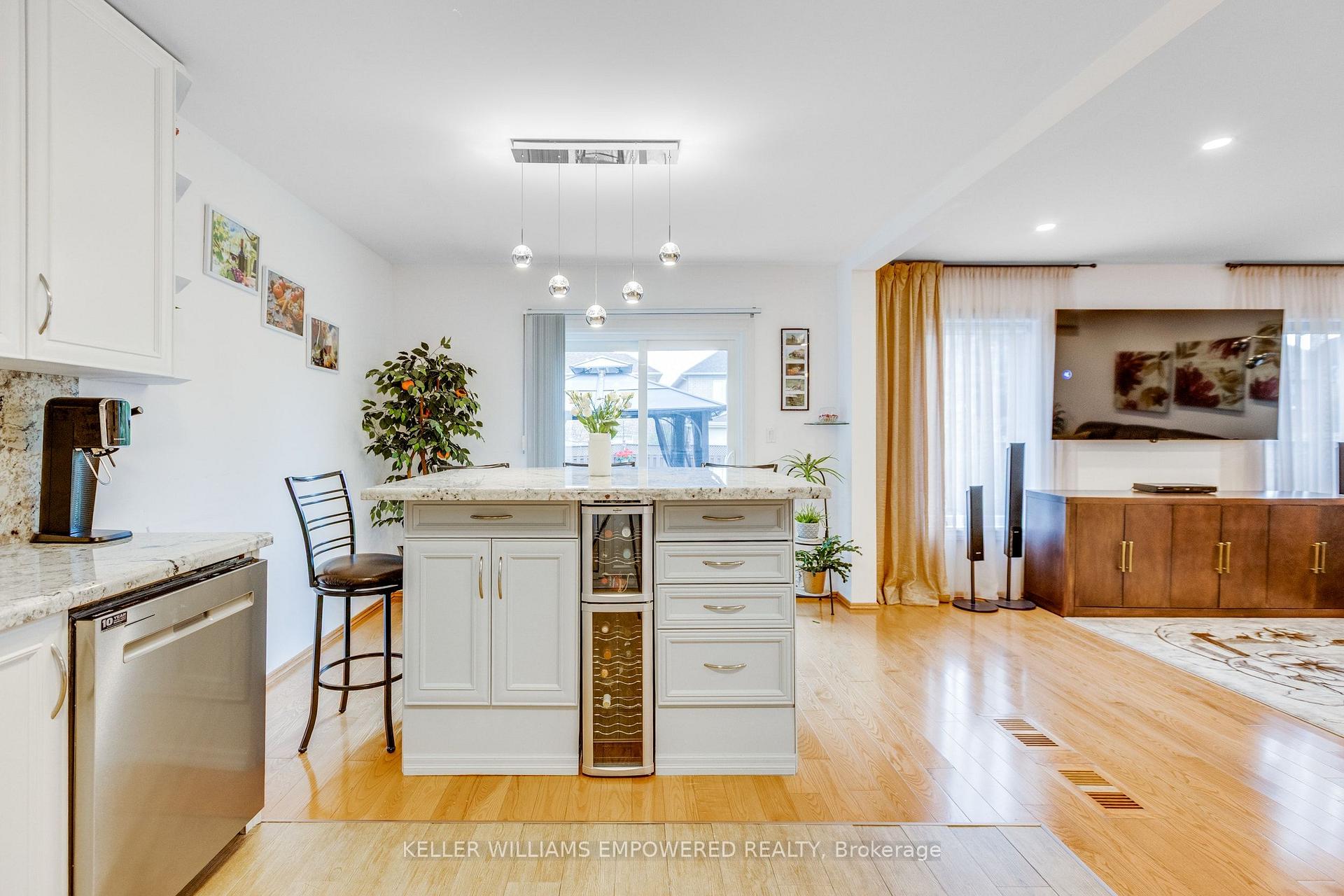 Photo 17 of 134 Queen Isabella Crescent, Vaughan, Vellore Village — HOMEH