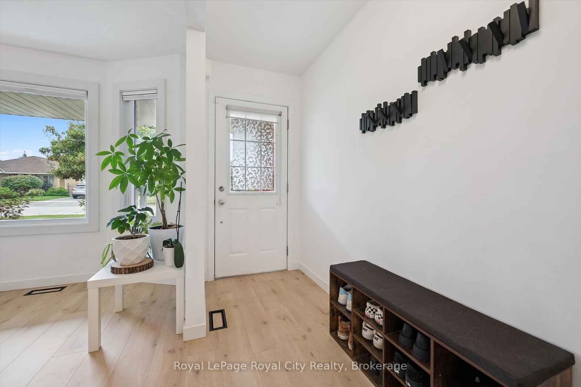 Photo 3 of 38 Borland Drive, Guelph, Clairfields/Hanlon Business Park — HOMEH