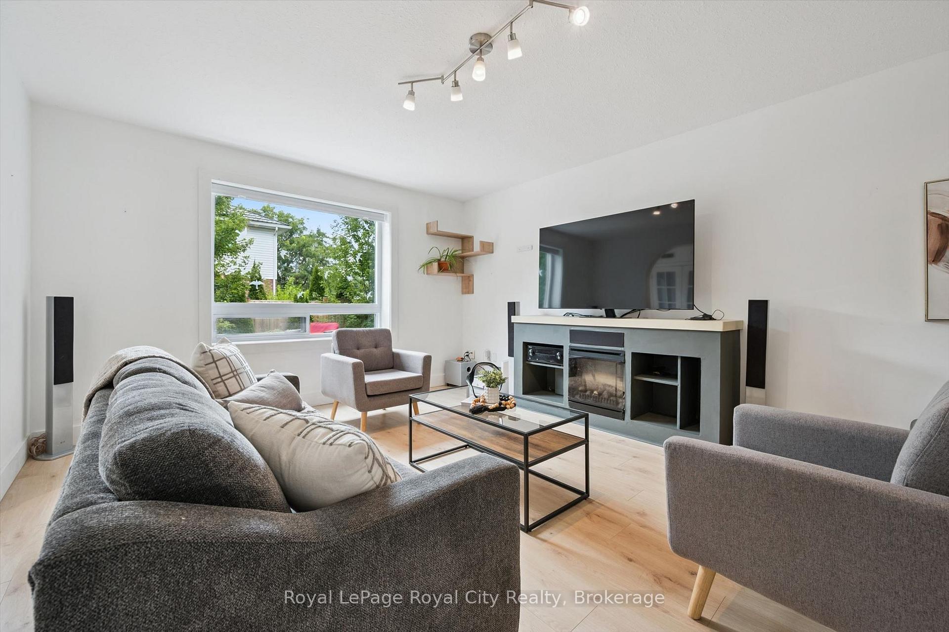 Photo 16 of 38 Borland Drive, Guelph, Clairfields/Hanlon Business Park — HOMEH