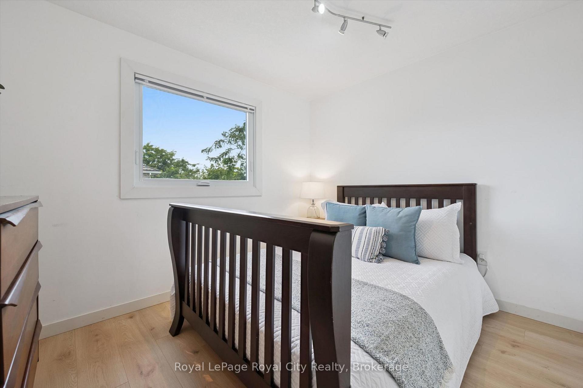Photo 21 of 38 Borland Drive, Guelph, Clairfields/Hanlon Business Park — HOMEH
