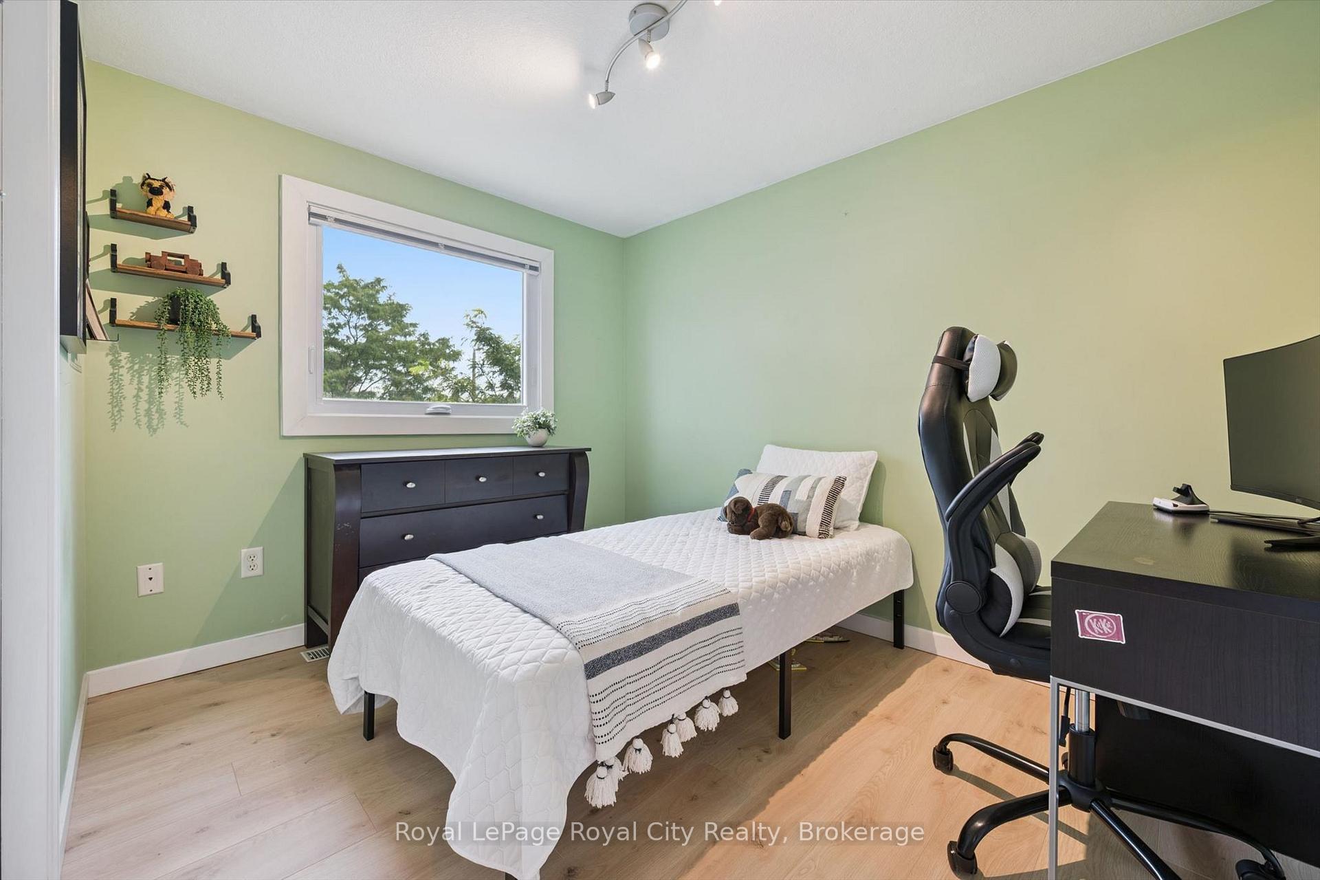 Photo 23 of 38 Borland Drive, Guelph, Clairfields/Hanlon Business Park — HOMEH