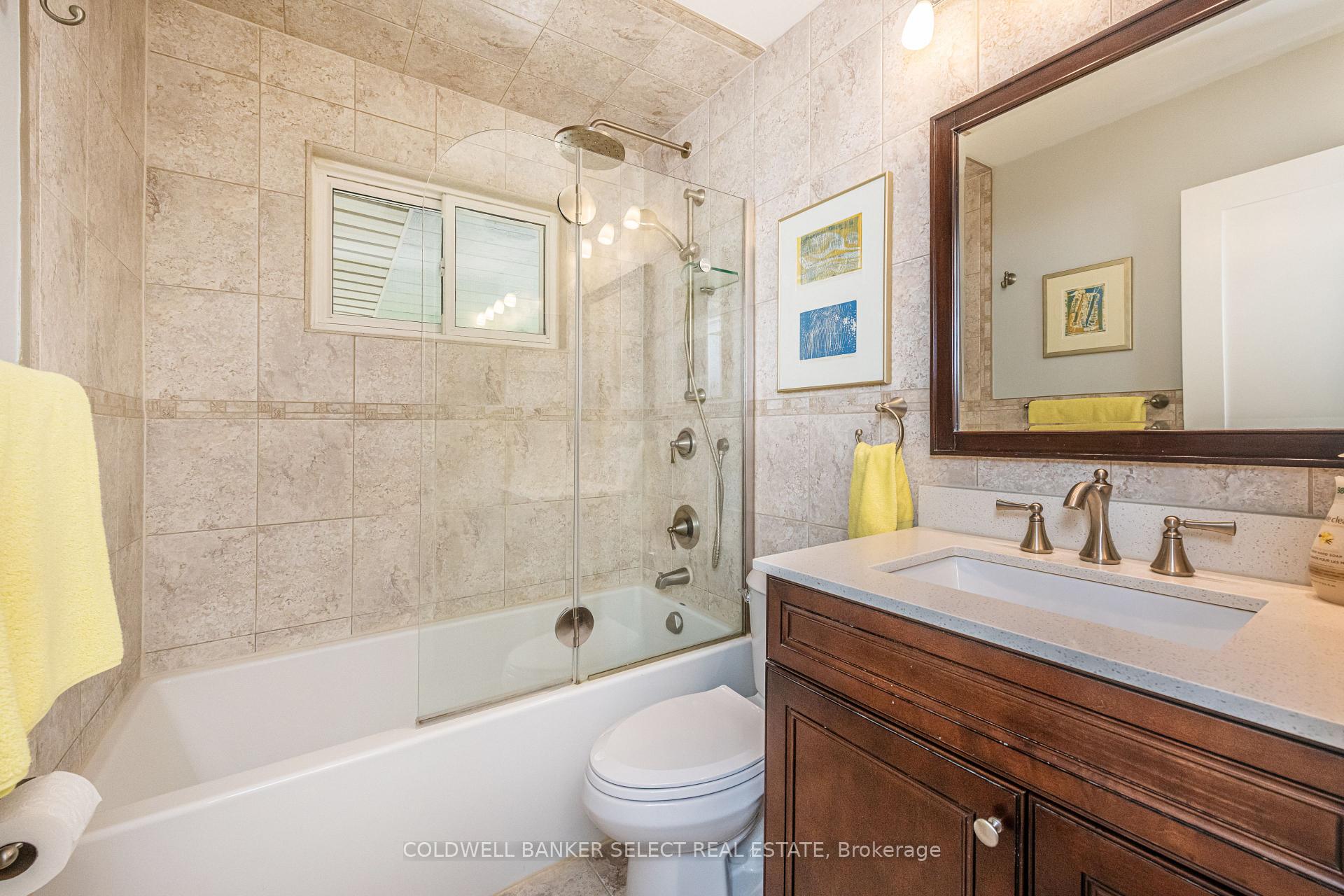 Photo 18 of 158 Ellwood Drive W, Caledon, Bolton West — HOMEH