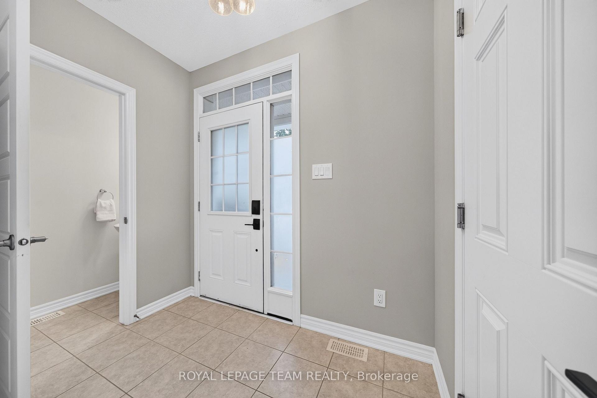 Photo 2 of 517 Foxlight Circle, Ottawa, Kanata - Emerald Meadows/Trailwest — HOMEH
