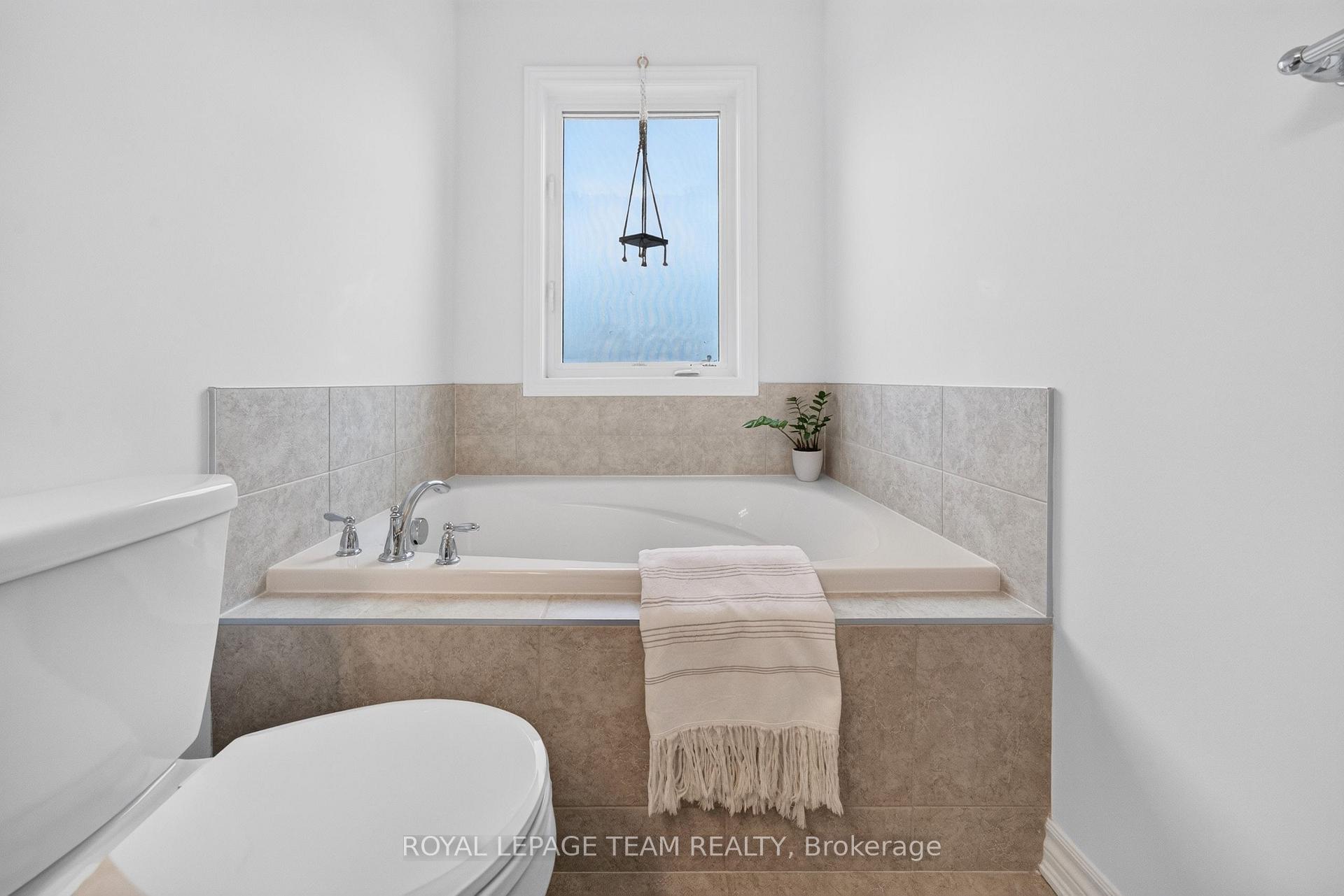 Photo 12 of 517 Foxlight Circle, Ottawa, Kanata - Emerald Meadows/Trailwest — HOMEH