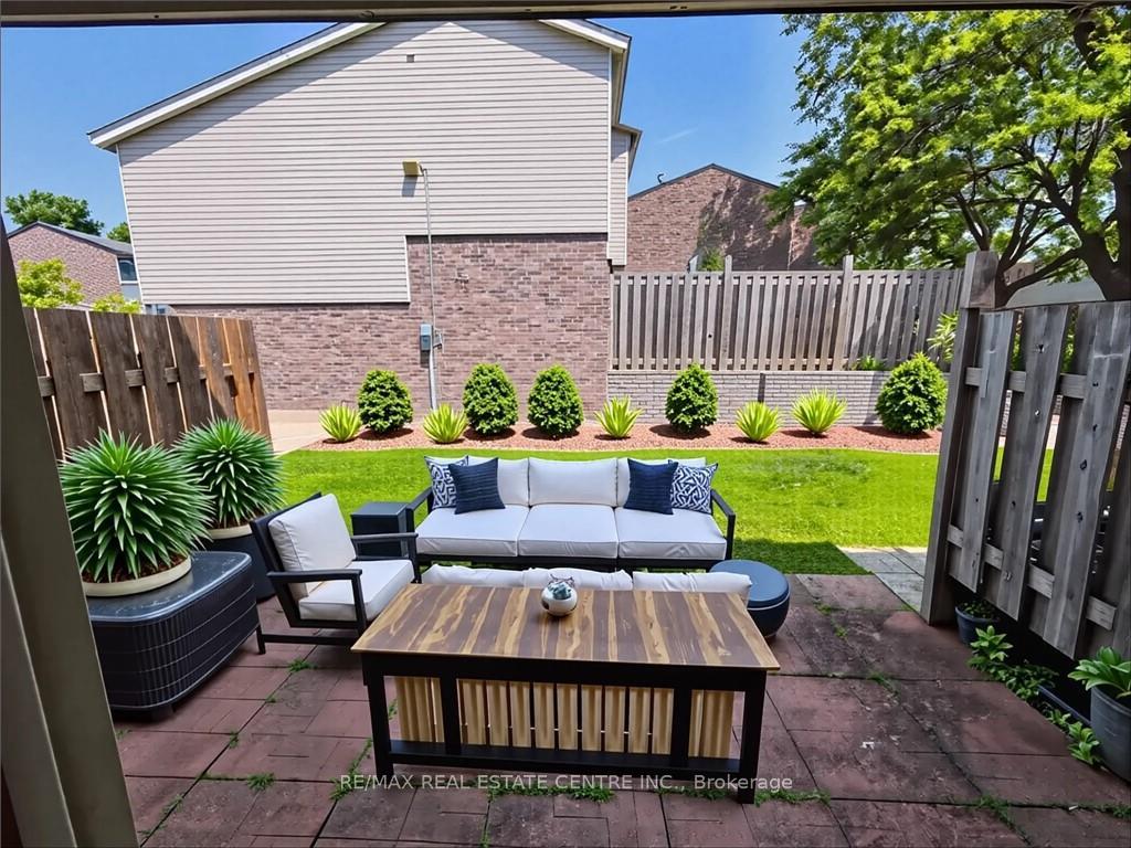 Photo 4 of Unit G, 222 Harvard Place, Waterloo, Lincoln Village — HOMEH