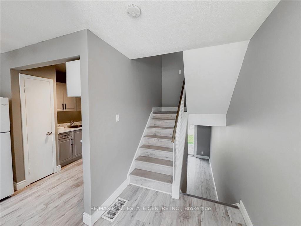 Photo 9 of Unit G, 222 Harvard Place, Waterloo, Lincoln Village — HOMEH