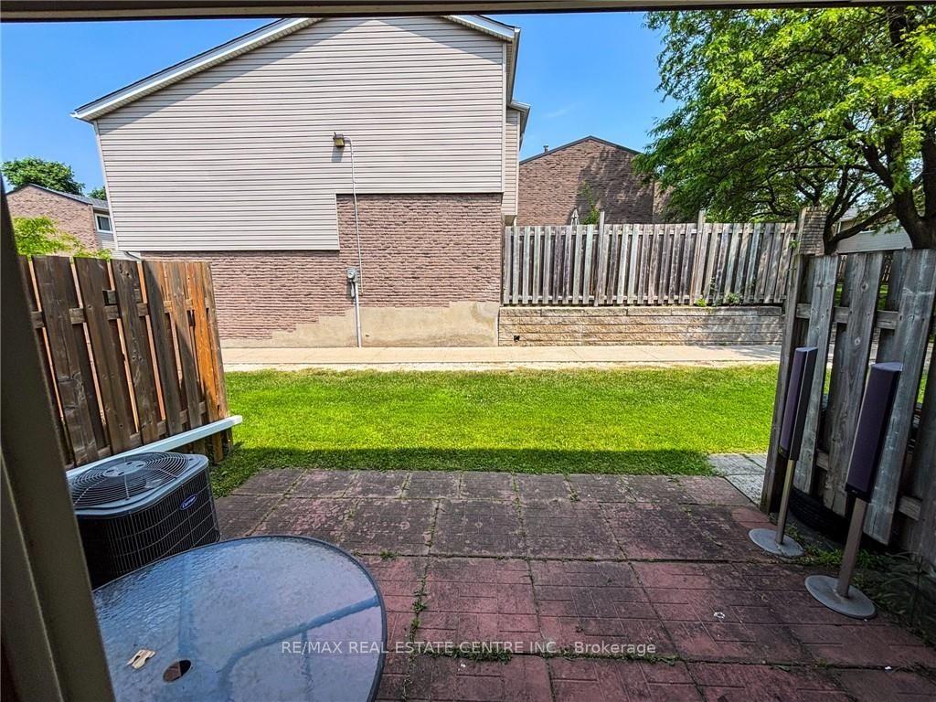 Photo 15 of Unit G, 222 Harvard Place, Waterloo, Lincoln Village — HOMEH