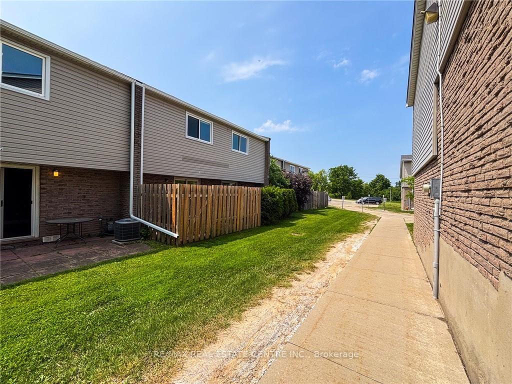 Photo 17 of Unit G, 222 Harvard Place, Waterloo, Lincoln Village — HOMEH