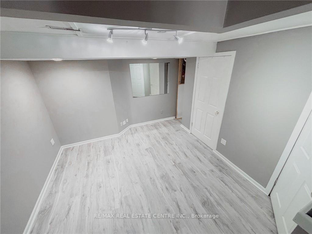 Photo 18 of Unit G, 222 Harvard Place, Waterloo, Lincoln Village — HOMEH