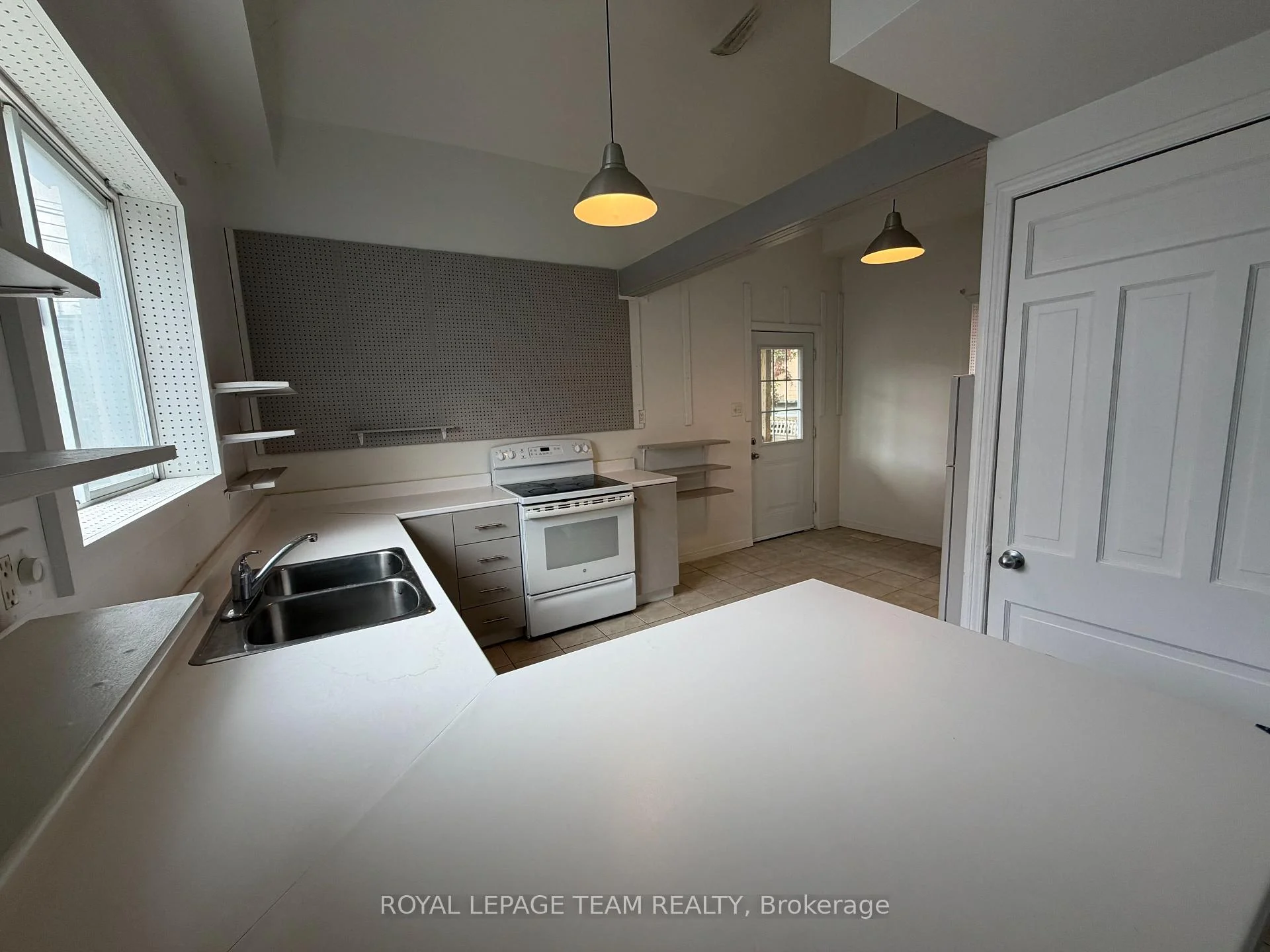 Photo 20 of 27 Poplar Street, Ottawa, West Centre Town — HOMEH