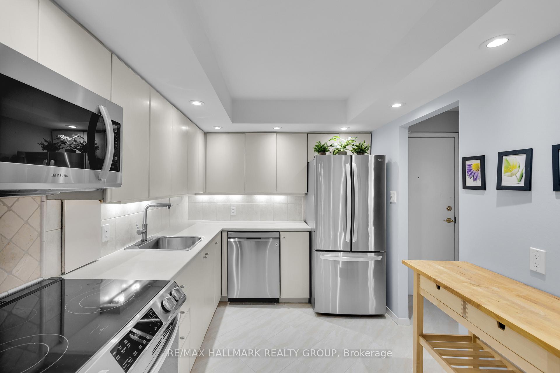 Photo 5 of Unit 810, 151 Bay Street, Ottawa, Ottawa Centre — HOMEH