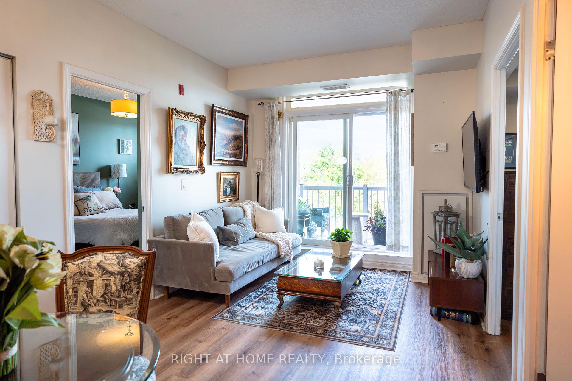 Photo 2 of Unit 202, 15450 Yonge Street, Aurora, Aurora Heights — HOMEH