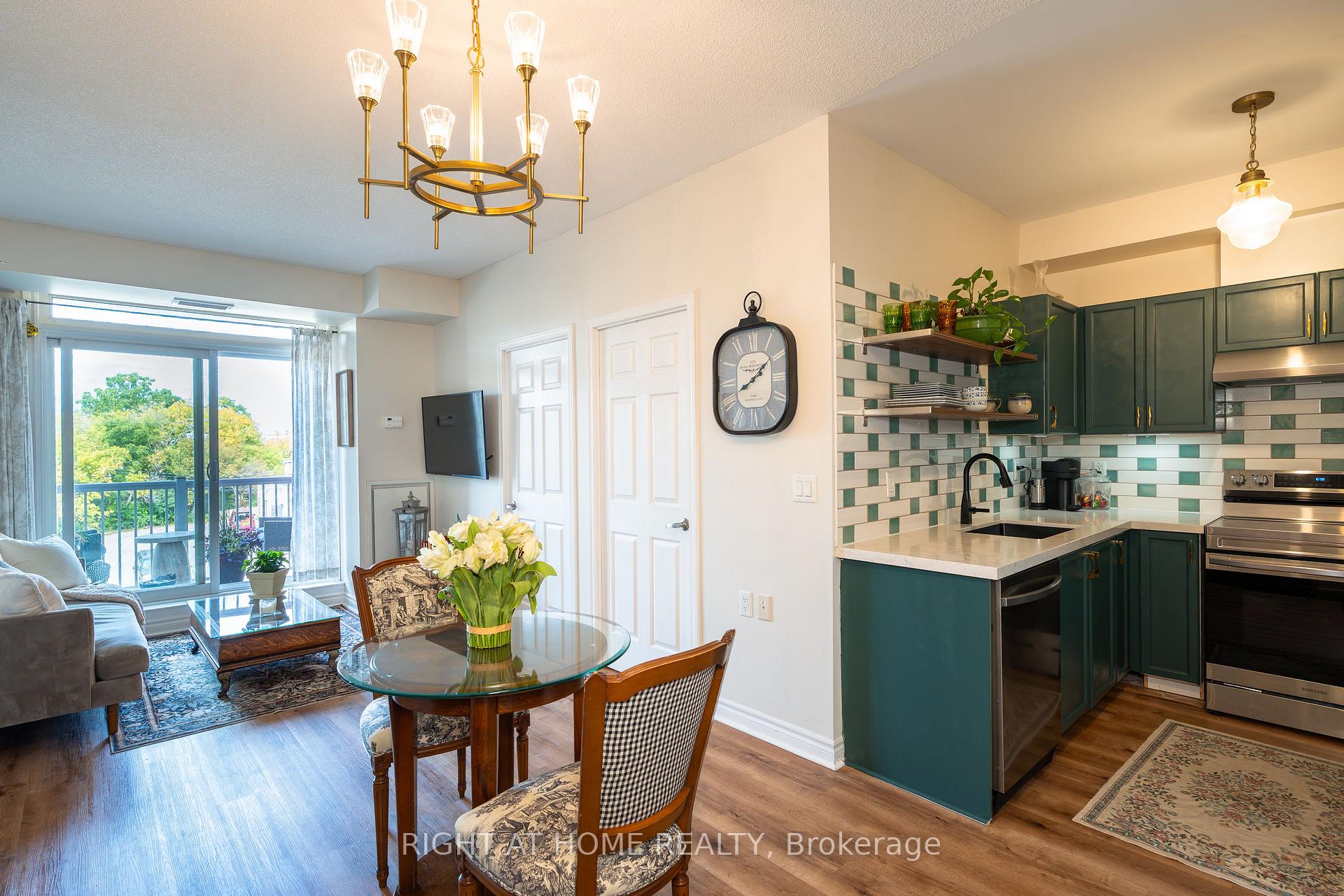 Photo 3 of Unit 202, 15450 Yonge Street, Aurora, Aurora Heights — HOMEH