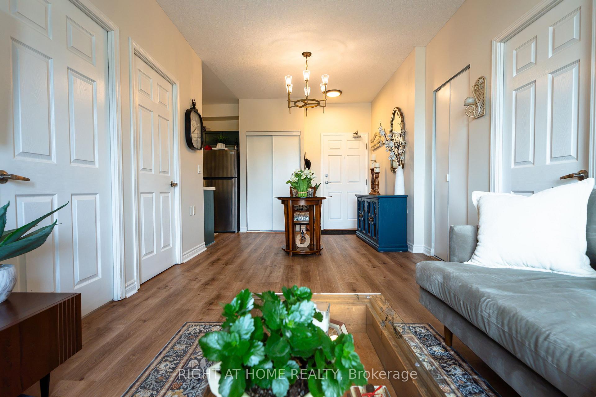 Photo 4 of Unit 202, 15450 Yonge Street, Aurora, Aurora Heights — HOMEH