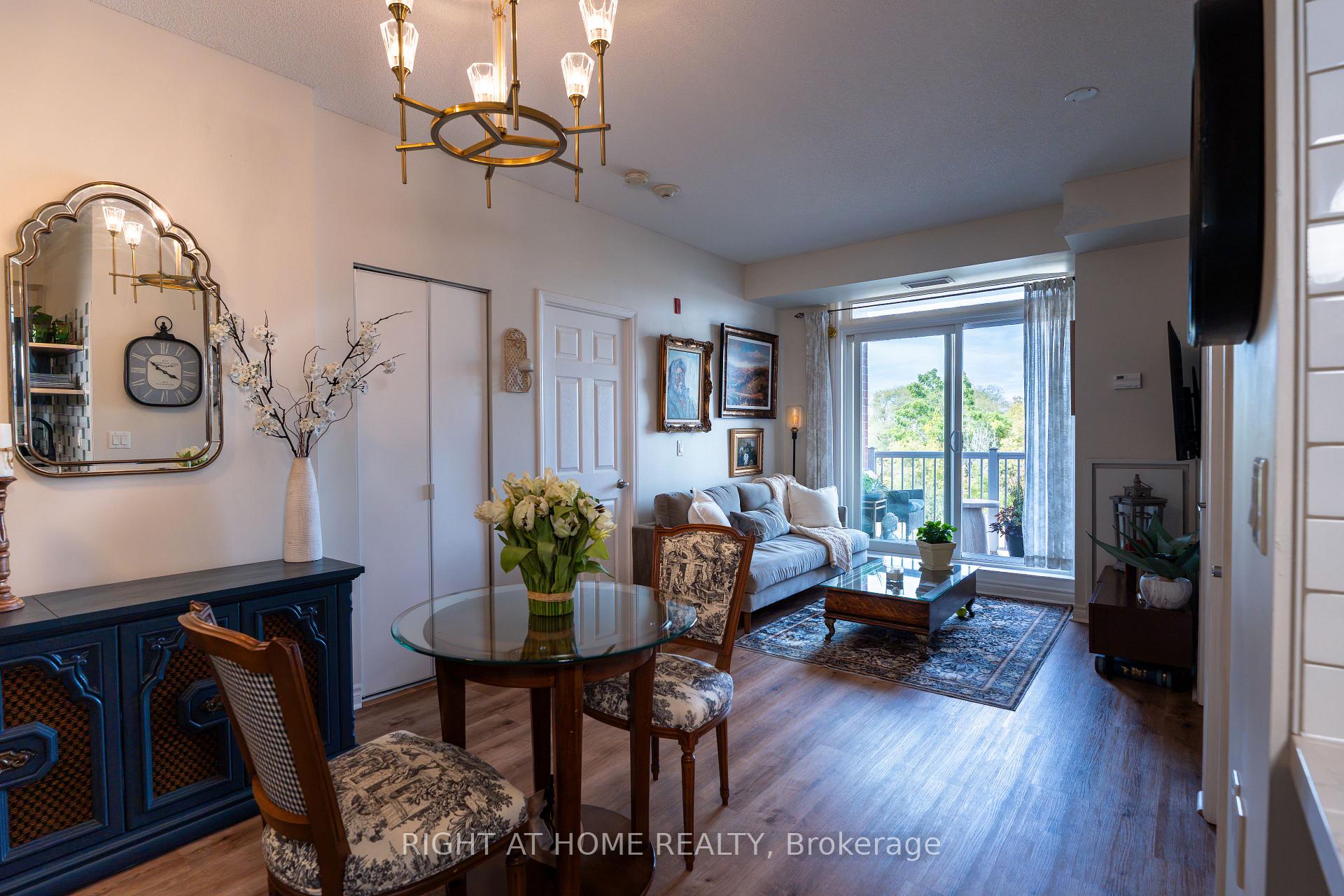 Photo 5 of Unit 202, 15450 Yonge Street, Aurora, Aurora Heights — HOMEH