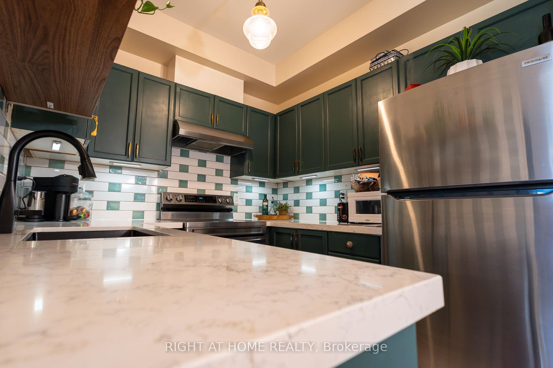 Photo 7 of Unit 202, 15450 Yonge Street, Aurora, Aurora Heights — HOMEH