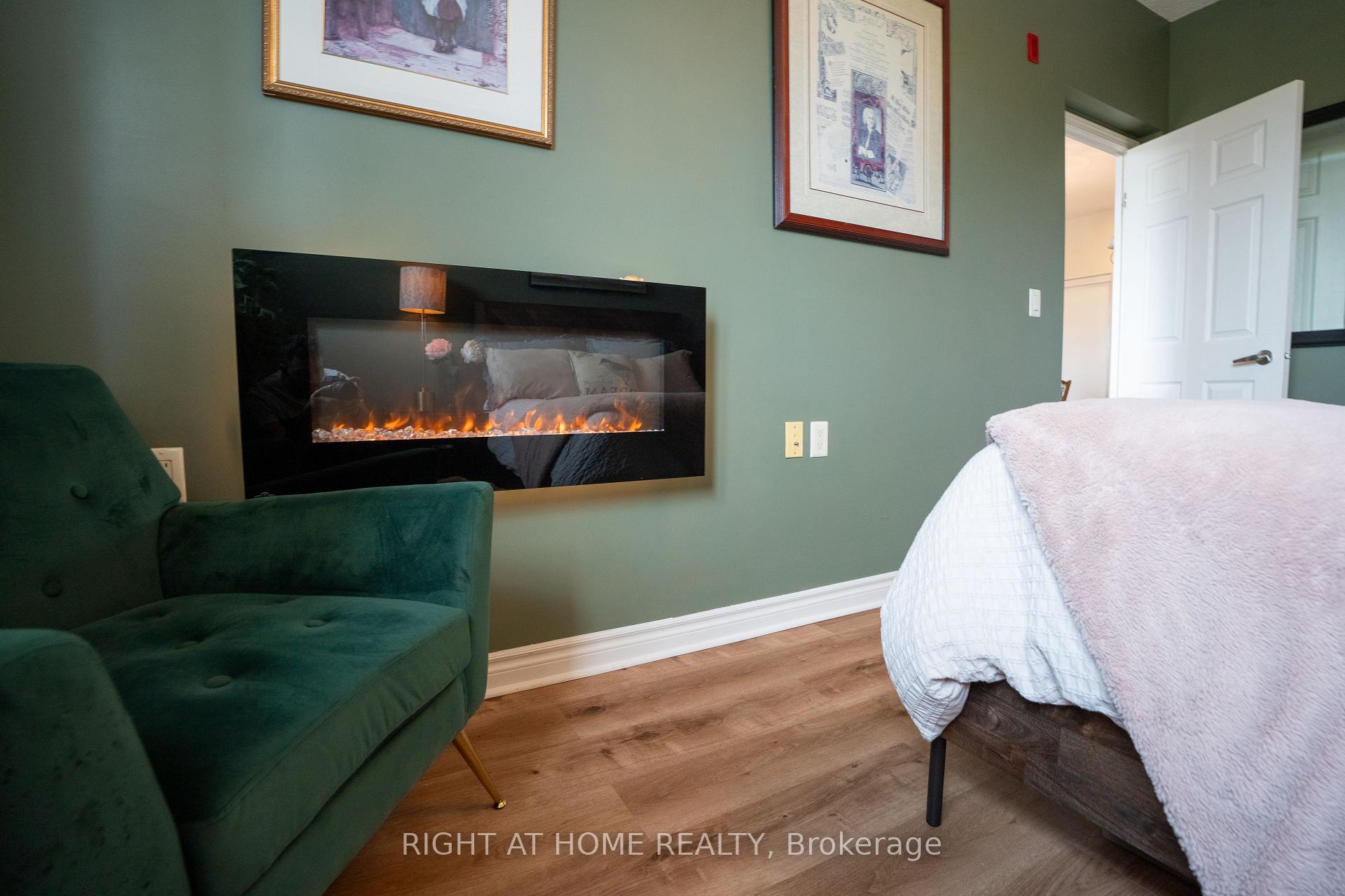 Photo 9 of Unit 202, 15450 Yonge Street, Aurora, Aurora Heights — HOMEH