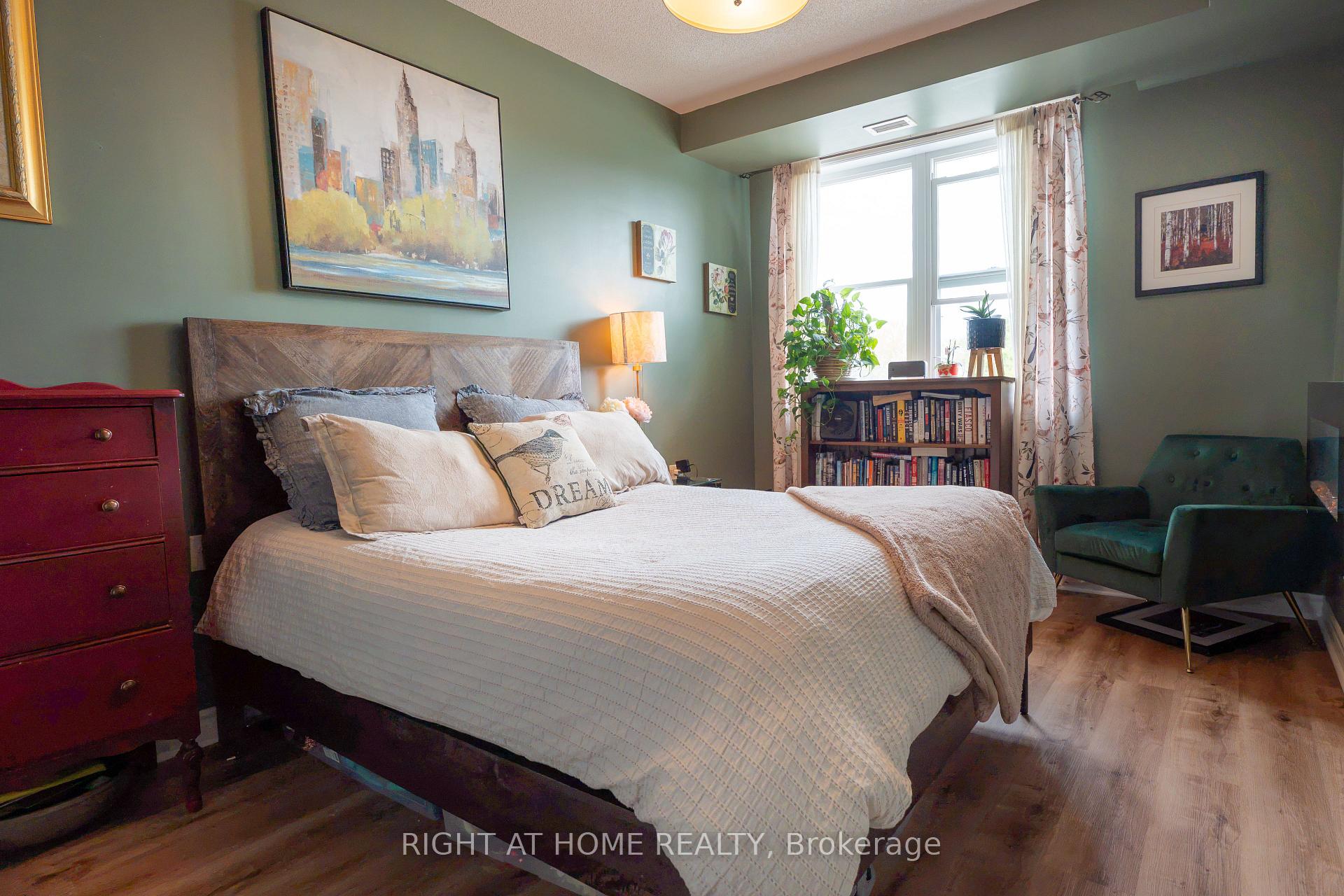 Photo 10 of Unit 202, 15450 Yonge Street, Aurora, Aurora Heights — HOMEH