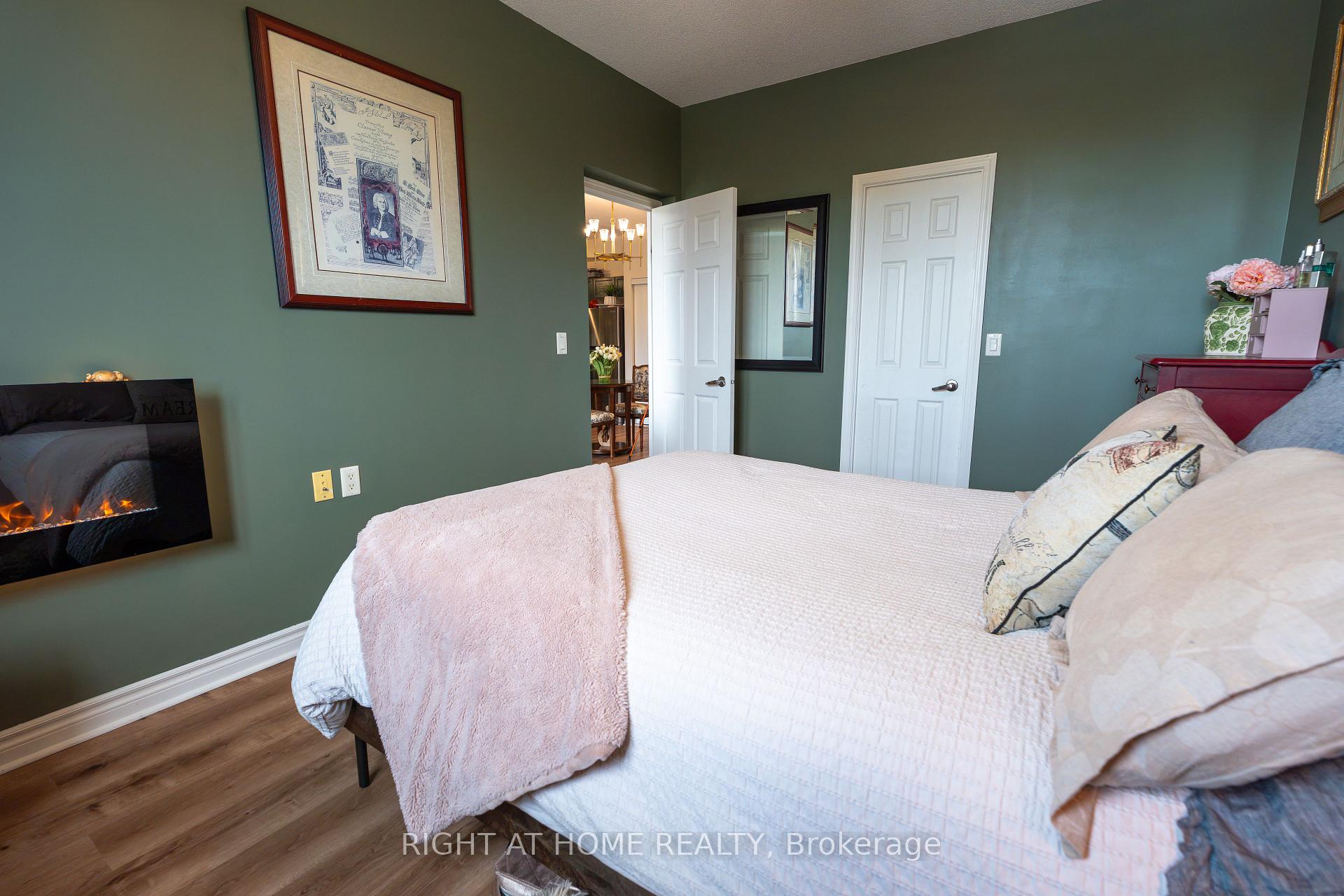 Photo 11 of Unit 202, 15450 Yonge Street, Aurora, Aurora Heights — HOMEH