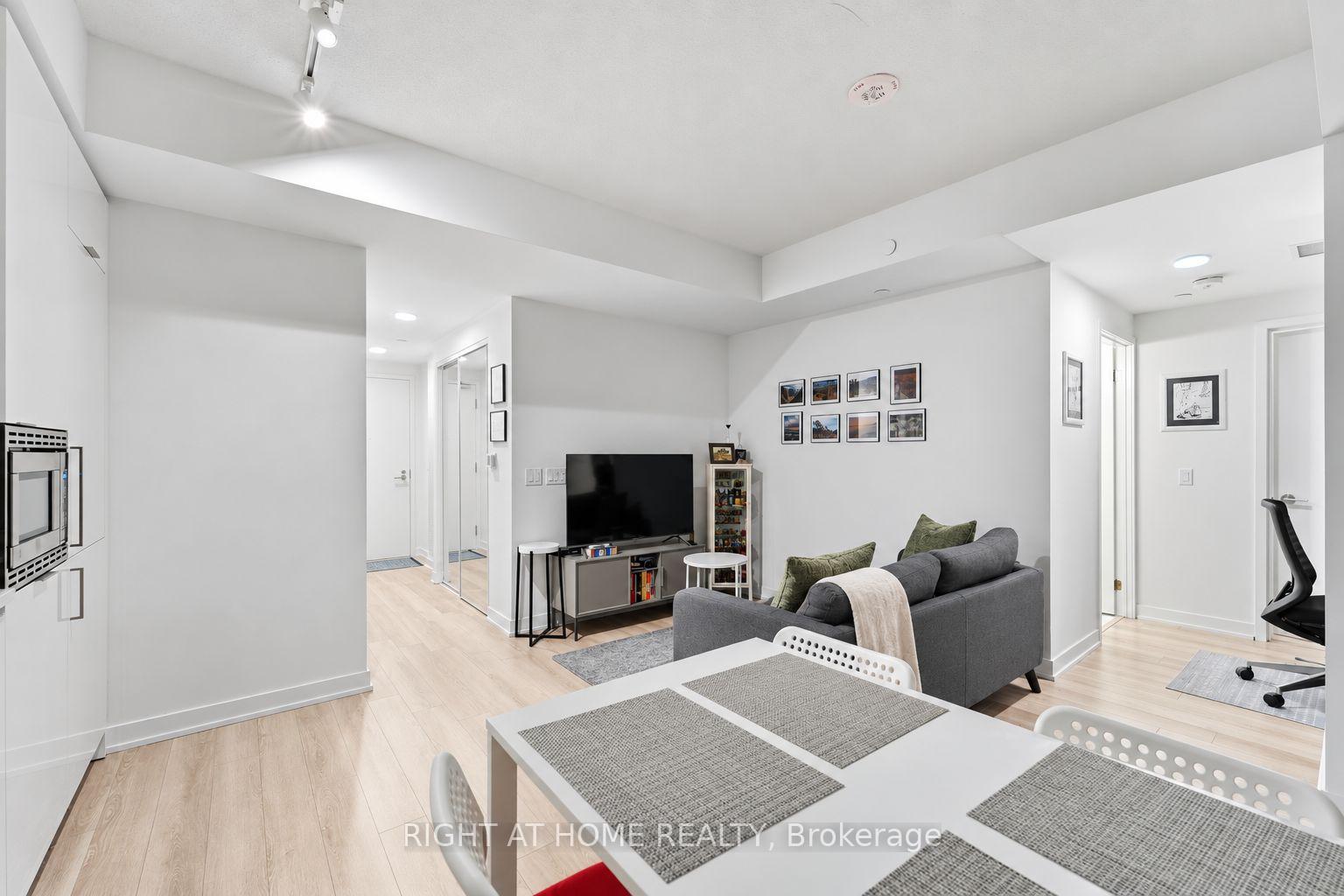 Photo 4 of Unit 803, 238 Simcoe Street, Toronto, Kensington-Chinatown — HOMEH