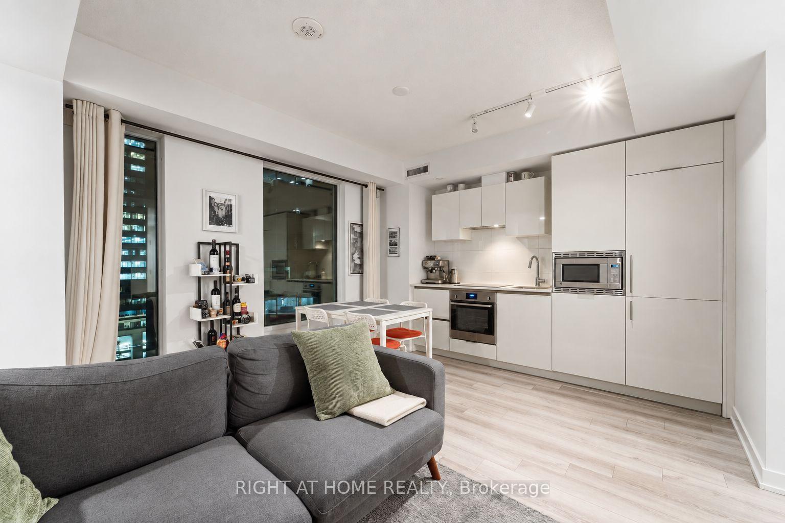 Photo 8 of Unit 803, 238 Simcoe Street, Toronto, Kensington-Chinatown — HOMEH